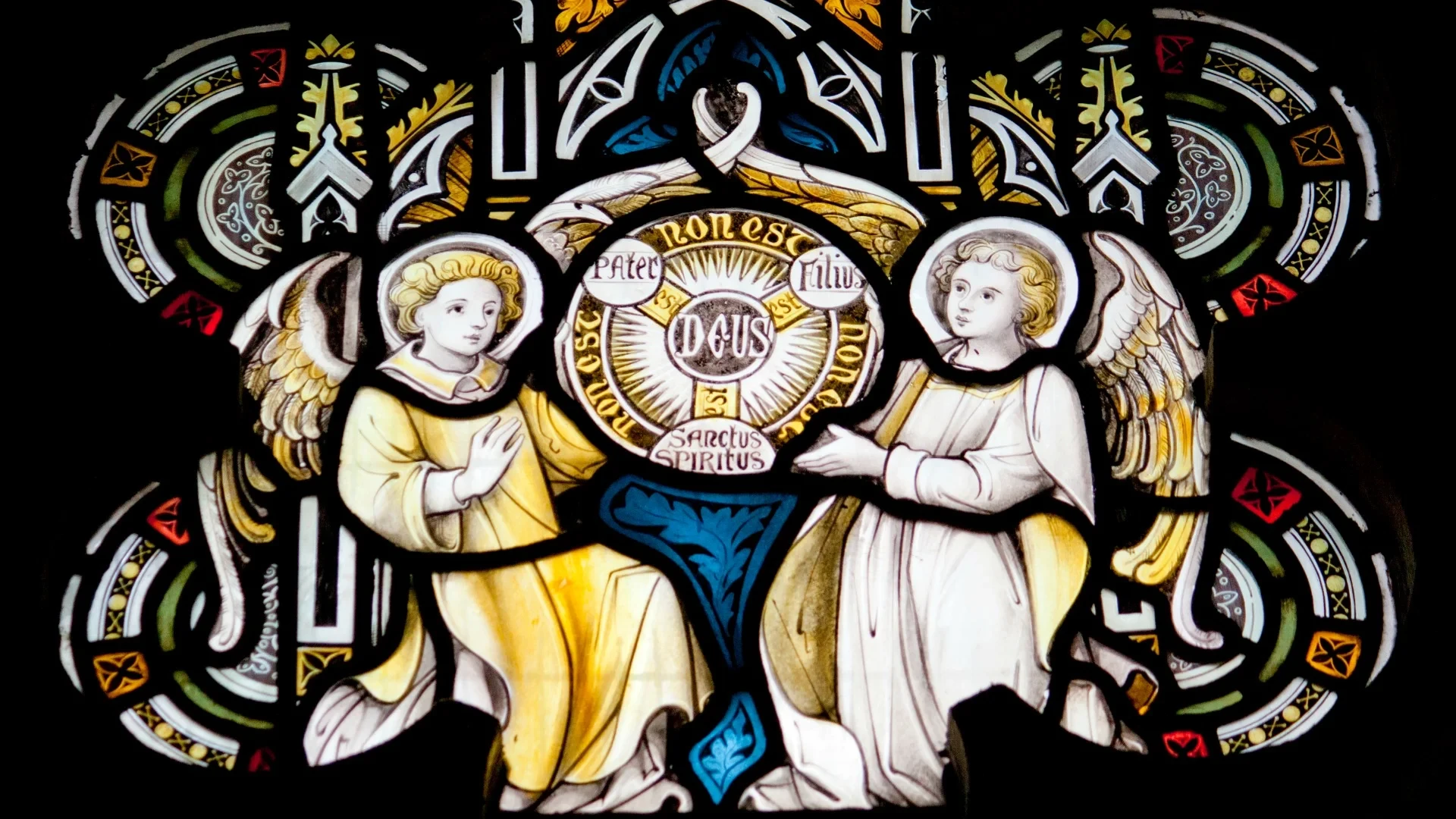 Détail d'un vitrail d'une Eglise de Newcastle expliquant la Trinité.