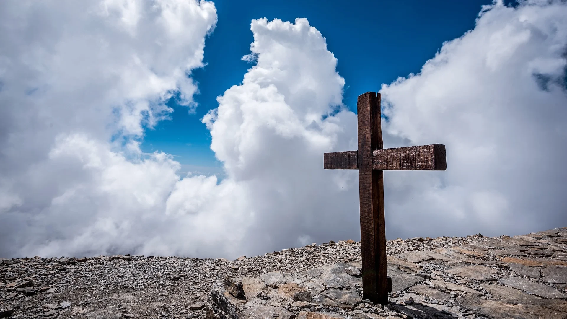 Jésus n’est pas non plus allé chercher sa croix, il l’a prise sur lui, par obéissance à la volonté du Père.