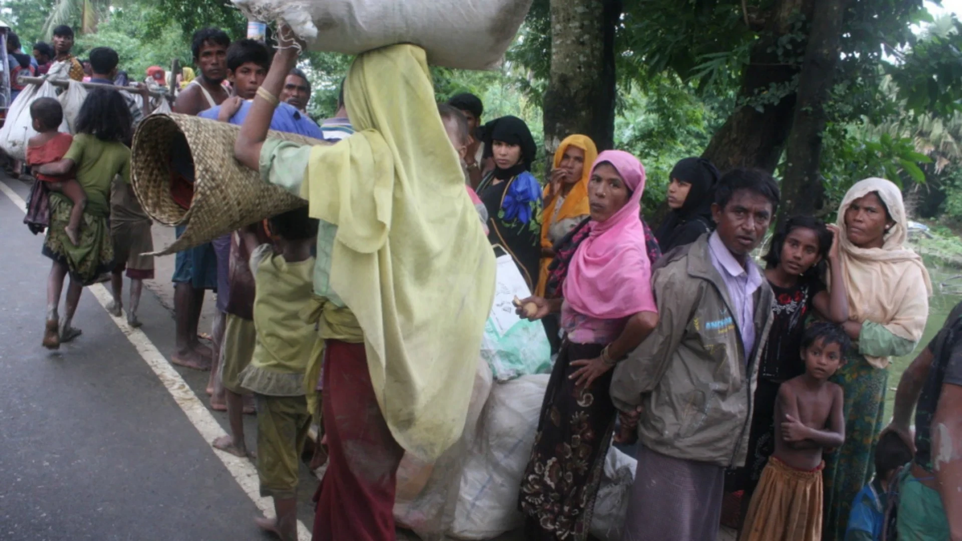 Des réfugiés rohingyas rejoignent la région d’Ukhiya au Bangladesh, après avoir traversé la frontière depuis l’Etat de Rakhine, au Myanmar