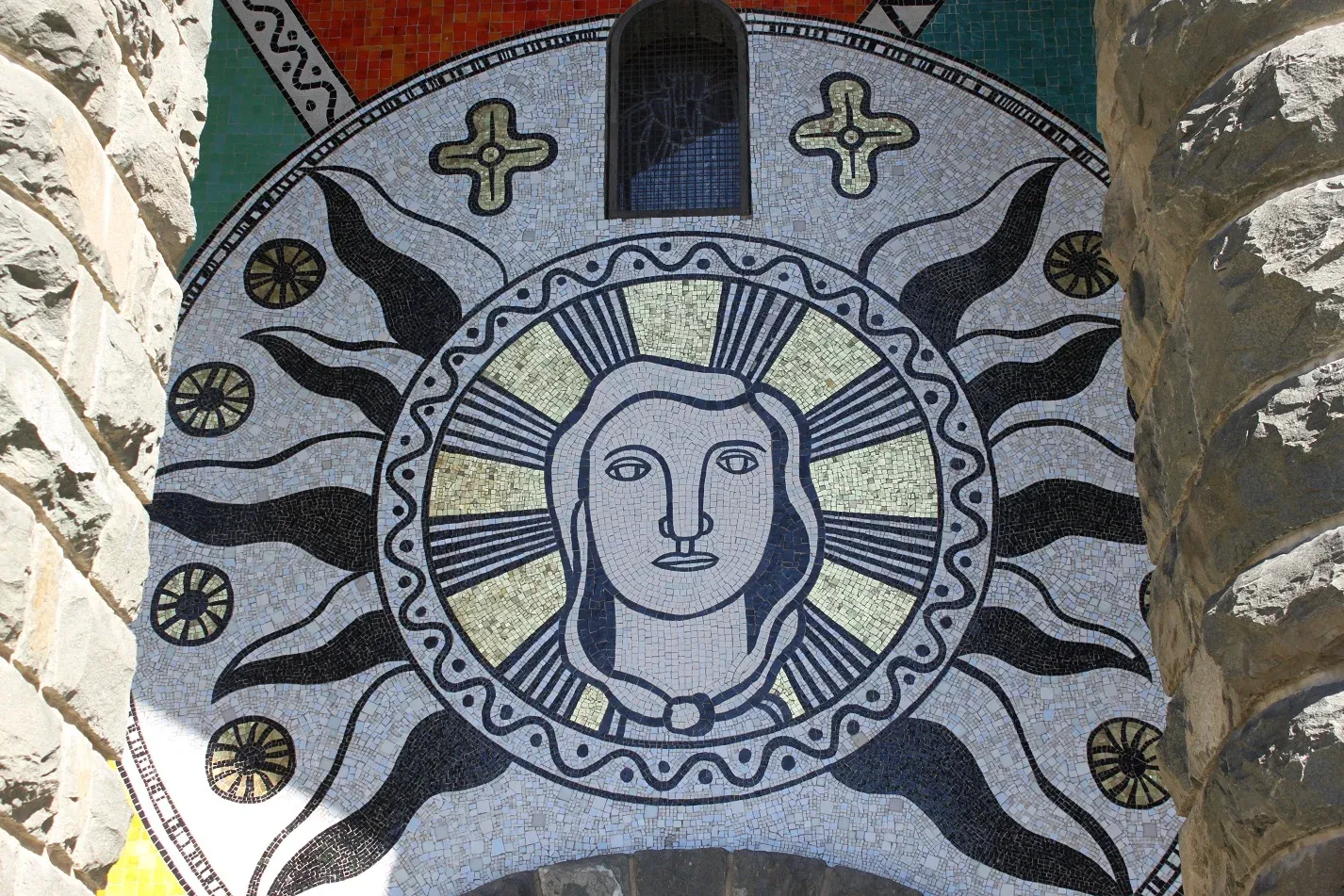Mosaïque de la Vierge Marie, par Fernand Léger, sur le fronton de l'église Notre-Dame-de-Toute-Grâce du plateau d'Assy (Haute-Savoie) © Bernard Litzler