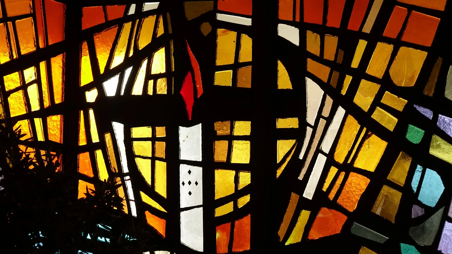 Vitrail de la résurrection. dalle de verre de Yoki, à l'église Ste Thérèse, à Fribourg