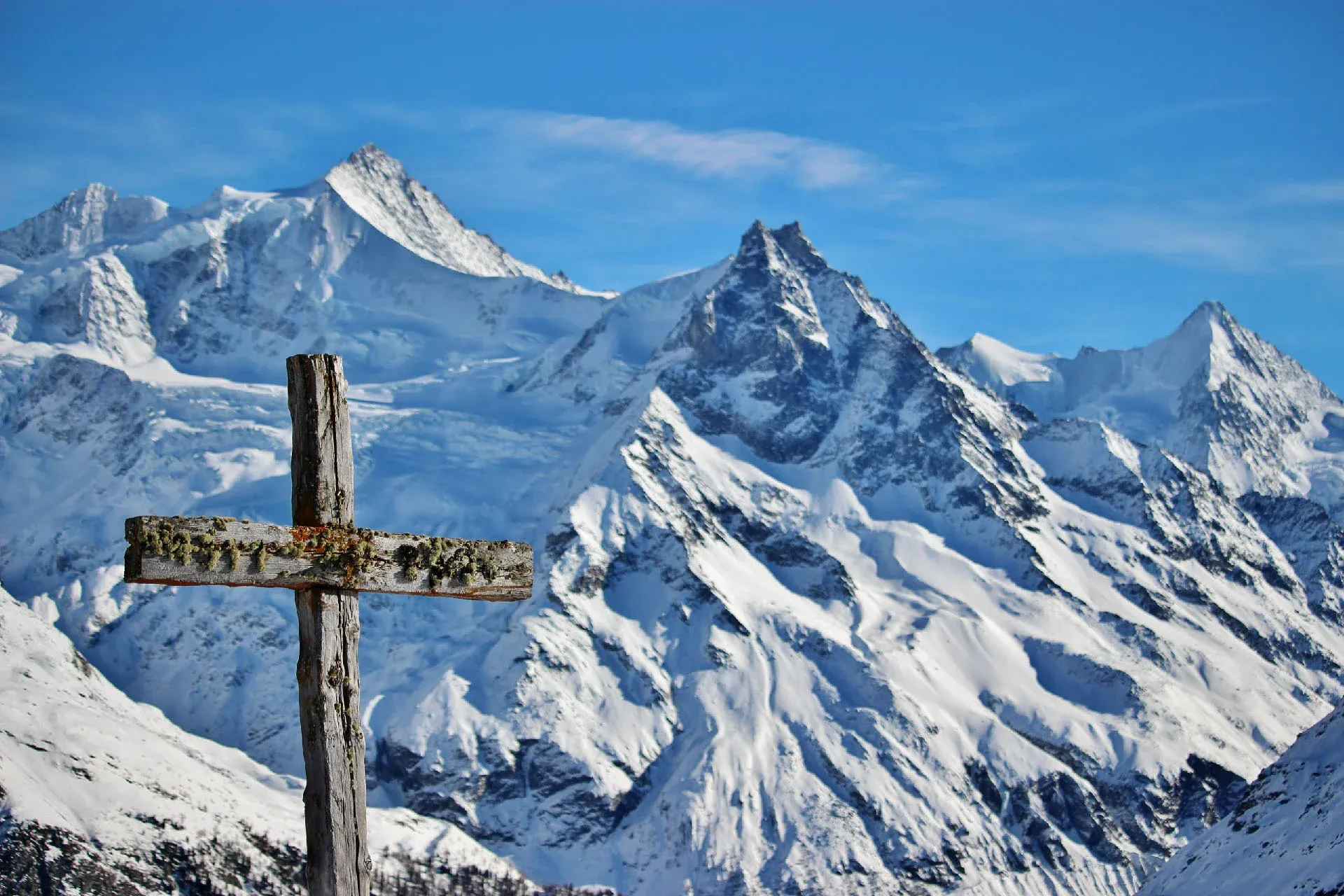 La croix surplombe le domaine skiable de Zinal