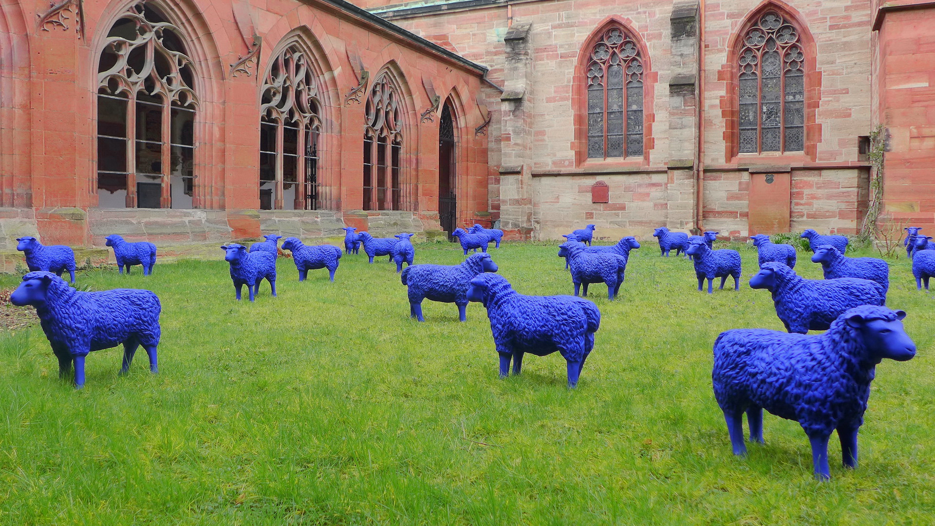 Les moutons bleus de Bertamaria Reetz et Rainer Bonk dans le cloître du Münster de Bâle (photo DR) 