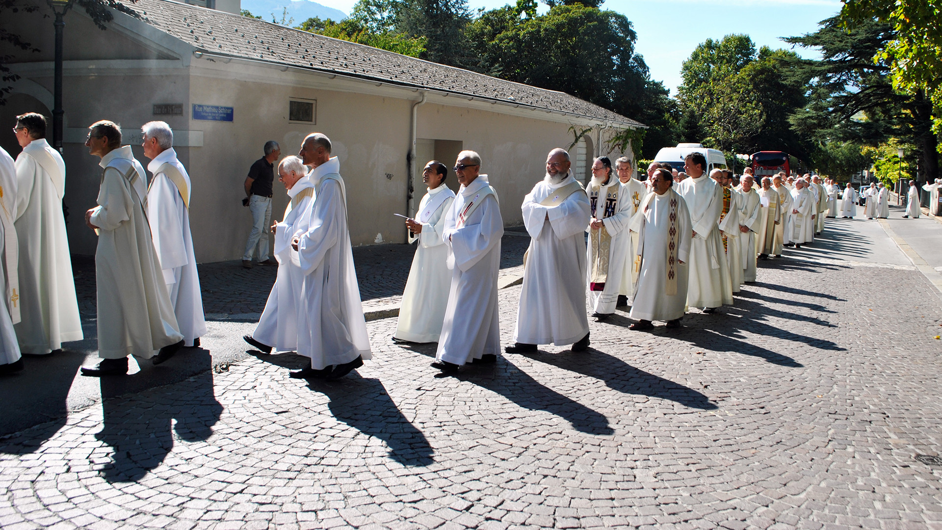 Le clergé du diocèse de Sion lors de l'ordination épiscopale de Mgr Lovey (Photo: Pierre Pistoletti)