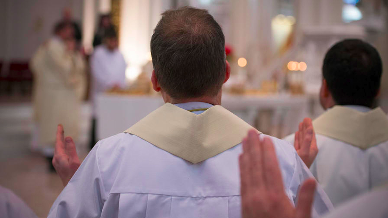 Des prêtres américains célébrant la messe à la cathédrale de l’Immaculée Conception de Denver, le 17 janvier 2015 (Photo: Catholic Charities/Jeffrey Bruno/CC BY 2.0)