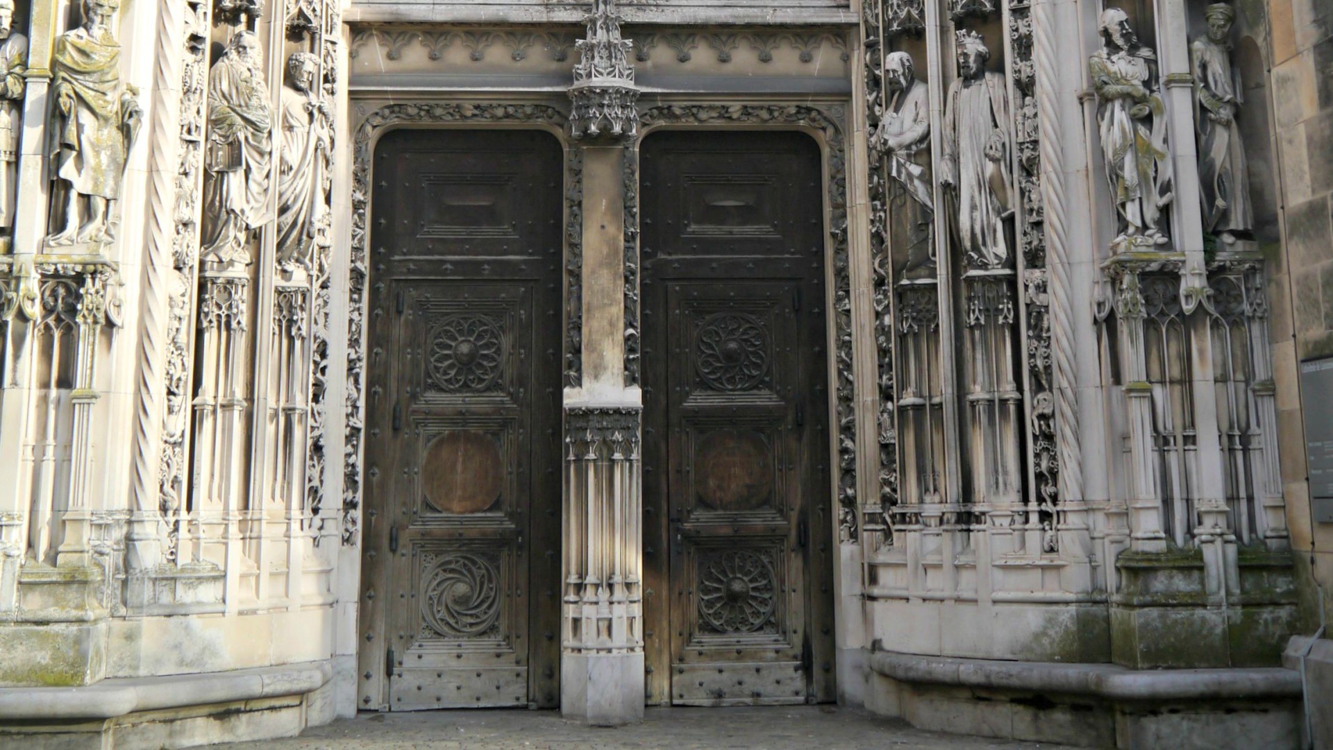 Le portail Montfalcon de la cathédrale de Lausanne est en voie de réfection (Photo:Zairon/Wikimedia Commons/CC BY-SA 3.0)