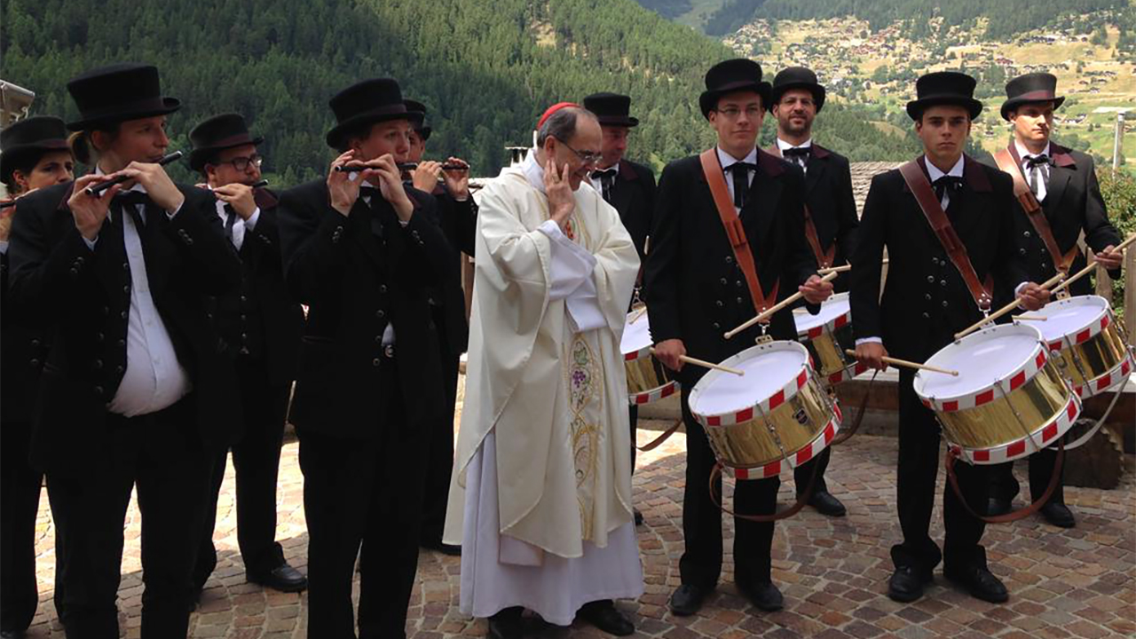 Le cardinal Philippe Barbarin à la sortie de la messe à Ayer (Photo: tweeter@CardBarbarin)