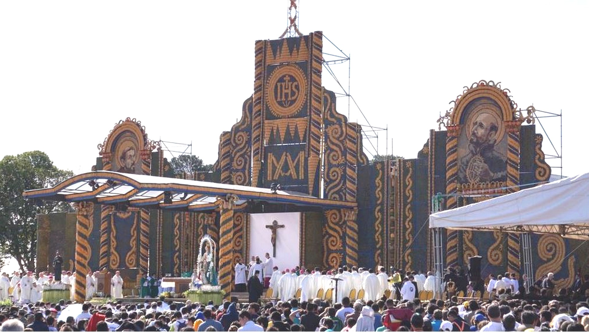 La décoration de l'autel de la messe du pape à Asuncion au Paraguay était entièrement faite d'épis de maïs (photo Twitter. e.harris)