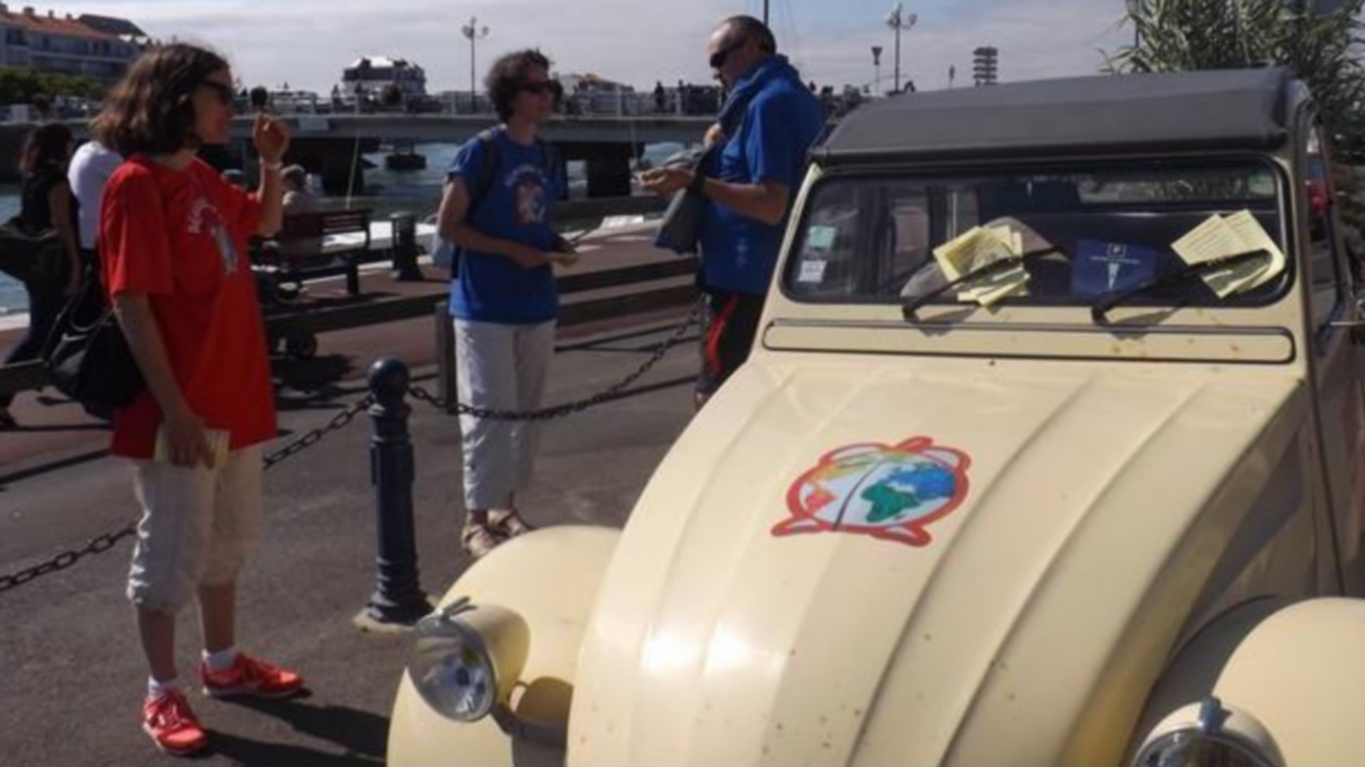 Les religieuses du "dodoche tour" en discution avec un passant à Noirmoutier (Photo: https://vieconsacree85.wordpress.com/)