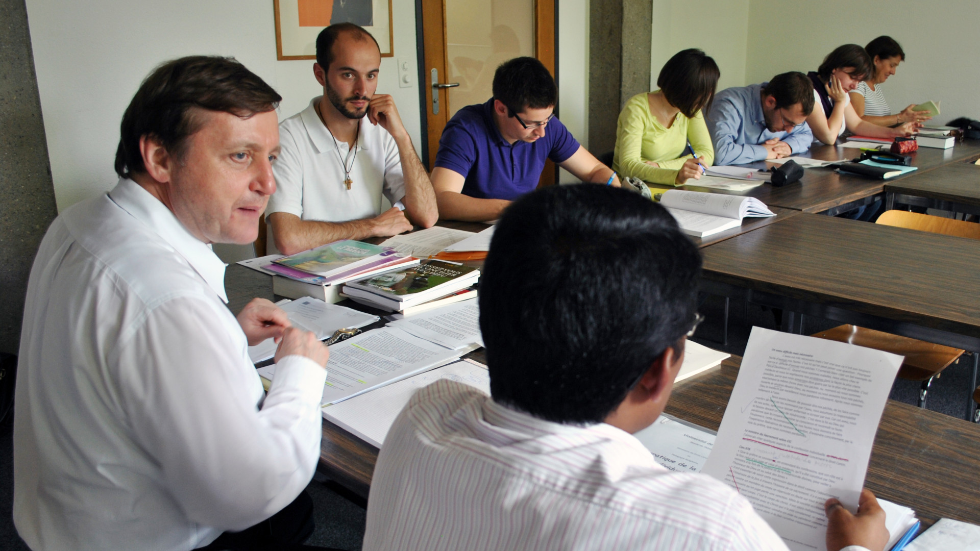 Le Professeur François-Xavier Amherdt (à gauche), ici à l'université de Fribourg, a pris part au colloque de mai à Rome en vue du Synode (Photo: Pierre Pistoletti).