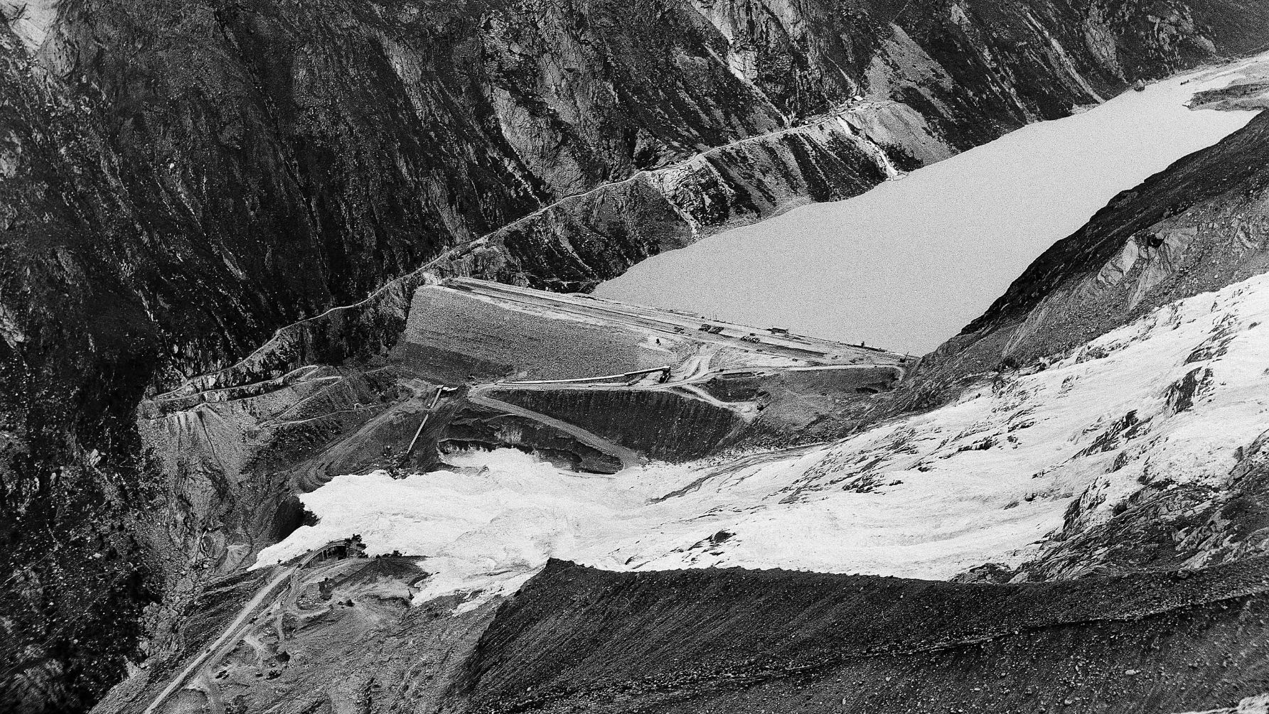 Le 30 août 1965, des tonnes de roches et de glace ont enseveli le chantier du barrage de Mattmark, en Valais (Photo:Keystone)