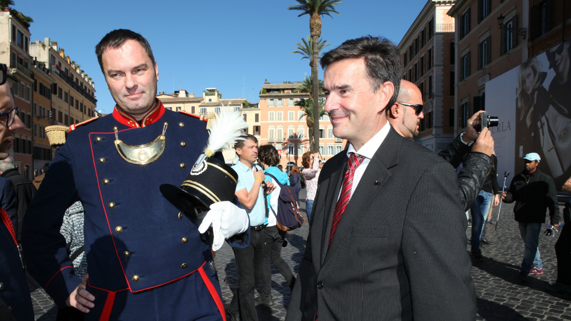 Rome le 24 octobre 2015. Alain Deschenaux, président de la Landwehr de Fribourg (à g.) et Pierre-Yves Fux, ambassadeur de Suisse près le Saint-Siège. (Photo: B. Hallet)