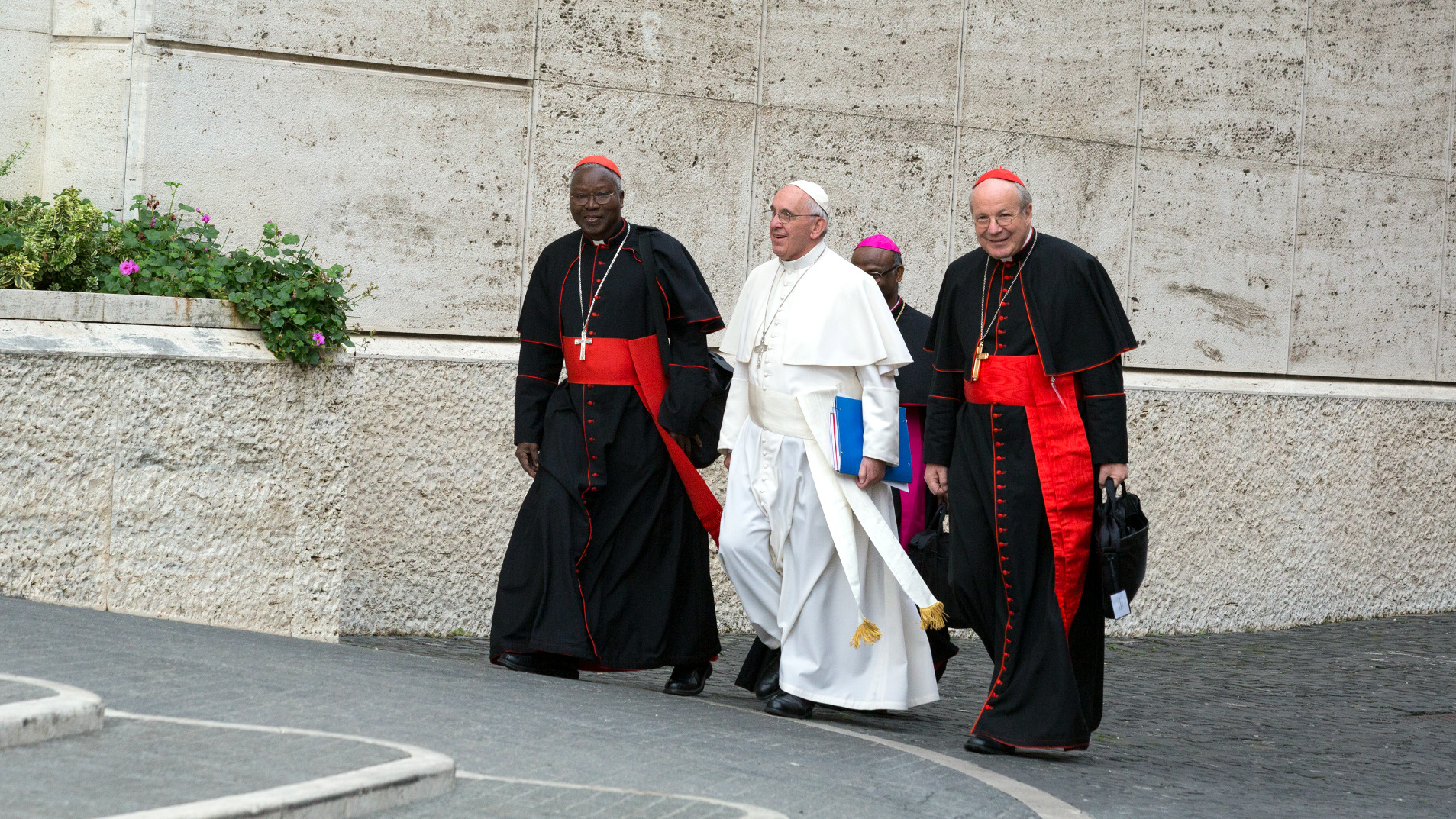 Le pape François et des cardinaux entrent au synode (photo Andrea Krogmann) 