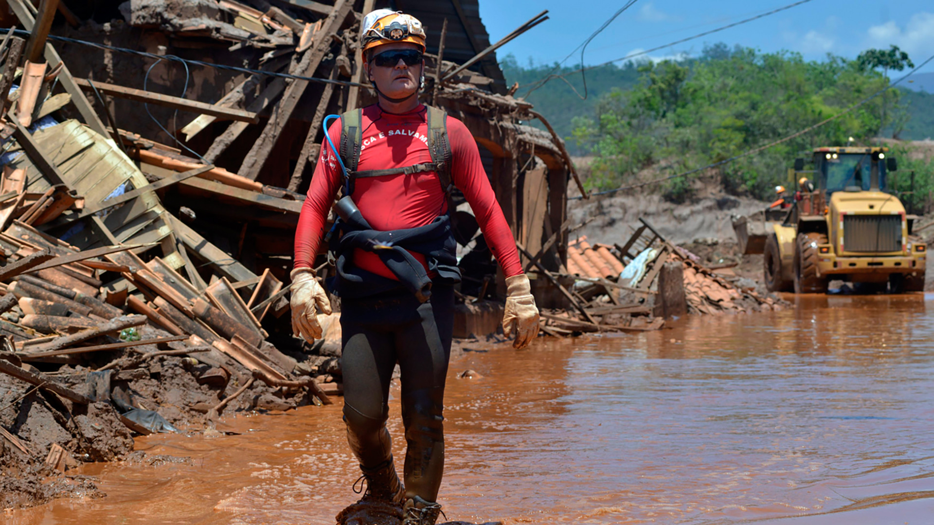 Un sauveteur travaille dans la ville de Bento Rodrigues, touchée par la rupture du barrage minier de Mariana, novembre 2015 (Photo: Keystone)