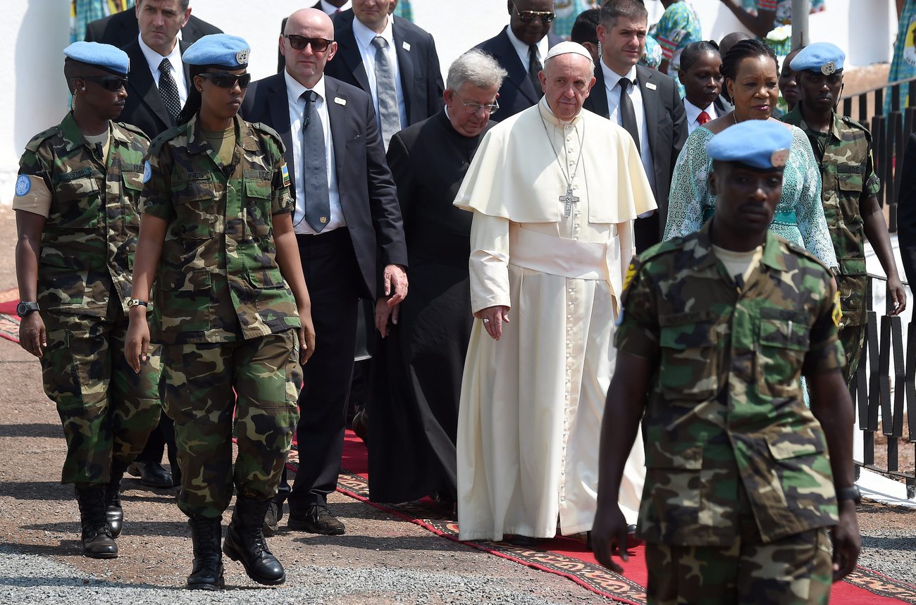 Le pape était sous haute protection à Bangui (Photo: EPA/DANIEL DAL ZENNARO/KEYSTONE)