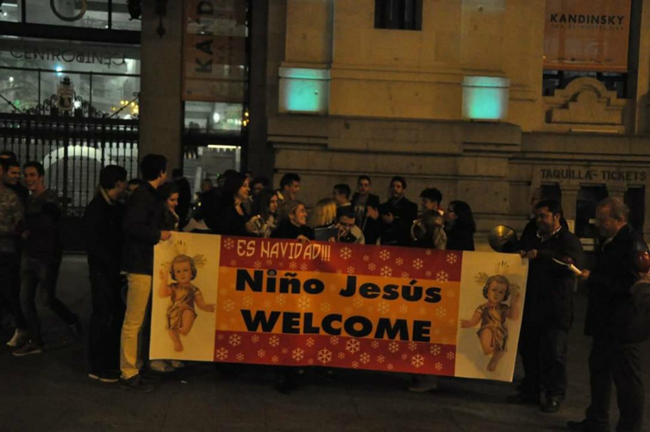 Un groupe d’habitants de Madrid s’est rassemblé lundi soir devant la mairie avec une banderole: "C’est Noël! Bienvenue Enfant Jésus" (Photo: MPI)