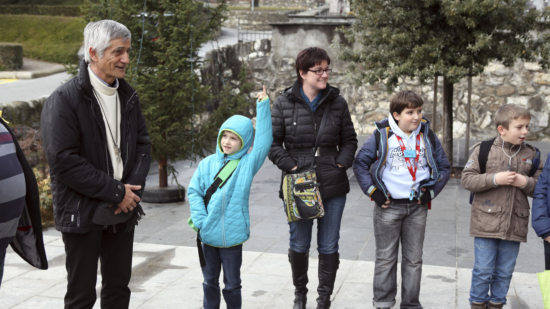 Leytron le 16 décembre 2015. Visite pastorale de Mgr Jean-Marie Lovey du secteur des deux-Rives. Rencontre avec les jeunes du catéchisme. (Photo: B. Hallet)