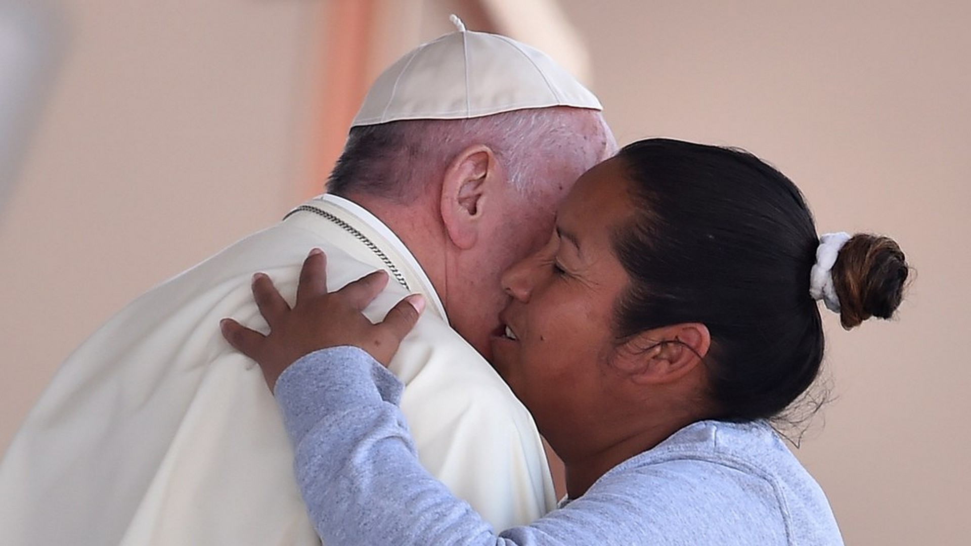 Une détenue de la prison de Cereso 3, de Ciudad Juarez,  embrasse le pape François  (Keystone Gabriel Bouys/Pool Photo via AP)