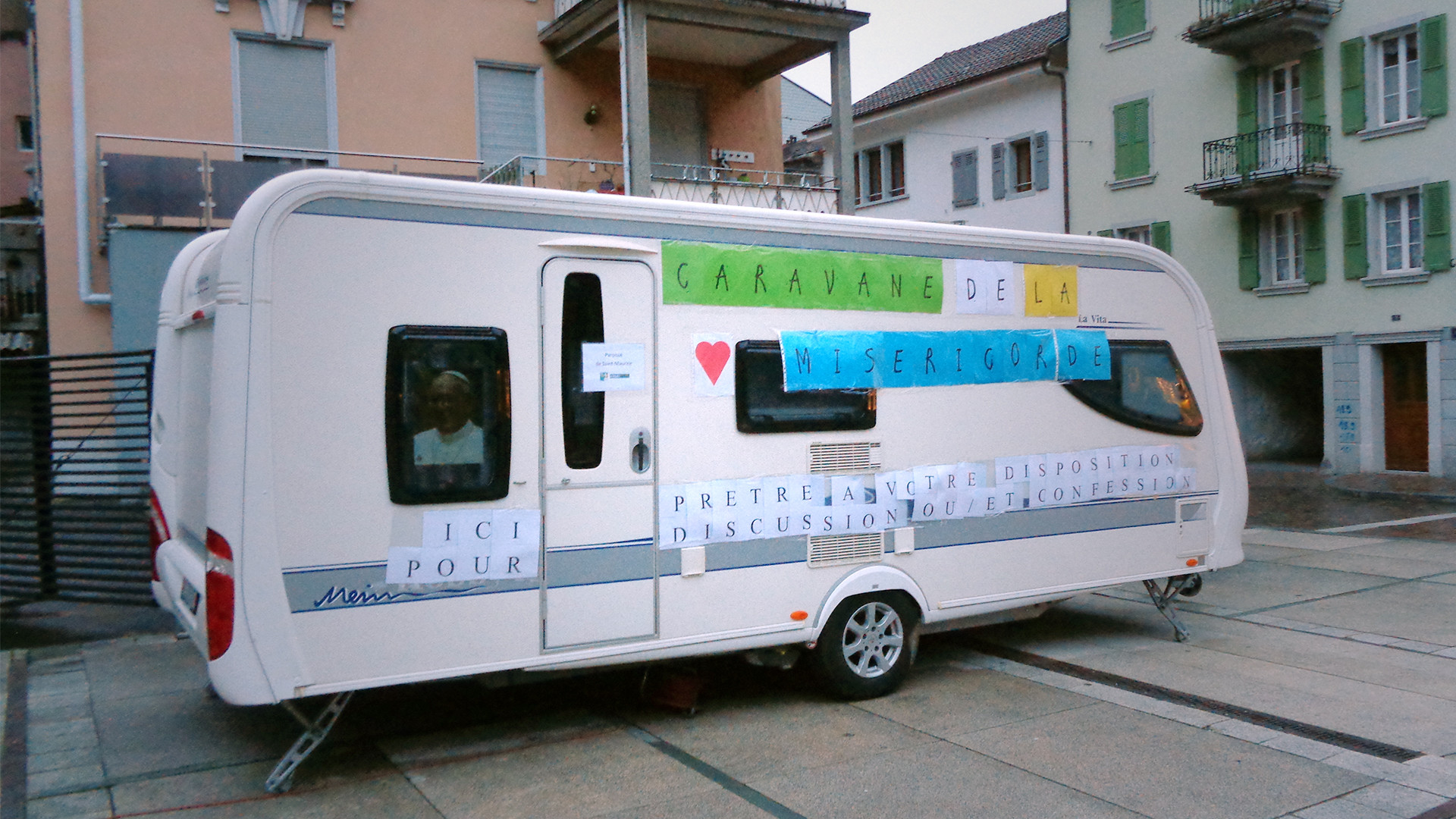 La caravane de la miséricorde dans les rues de Saint-Maurice (Photo: Guy Luisier)