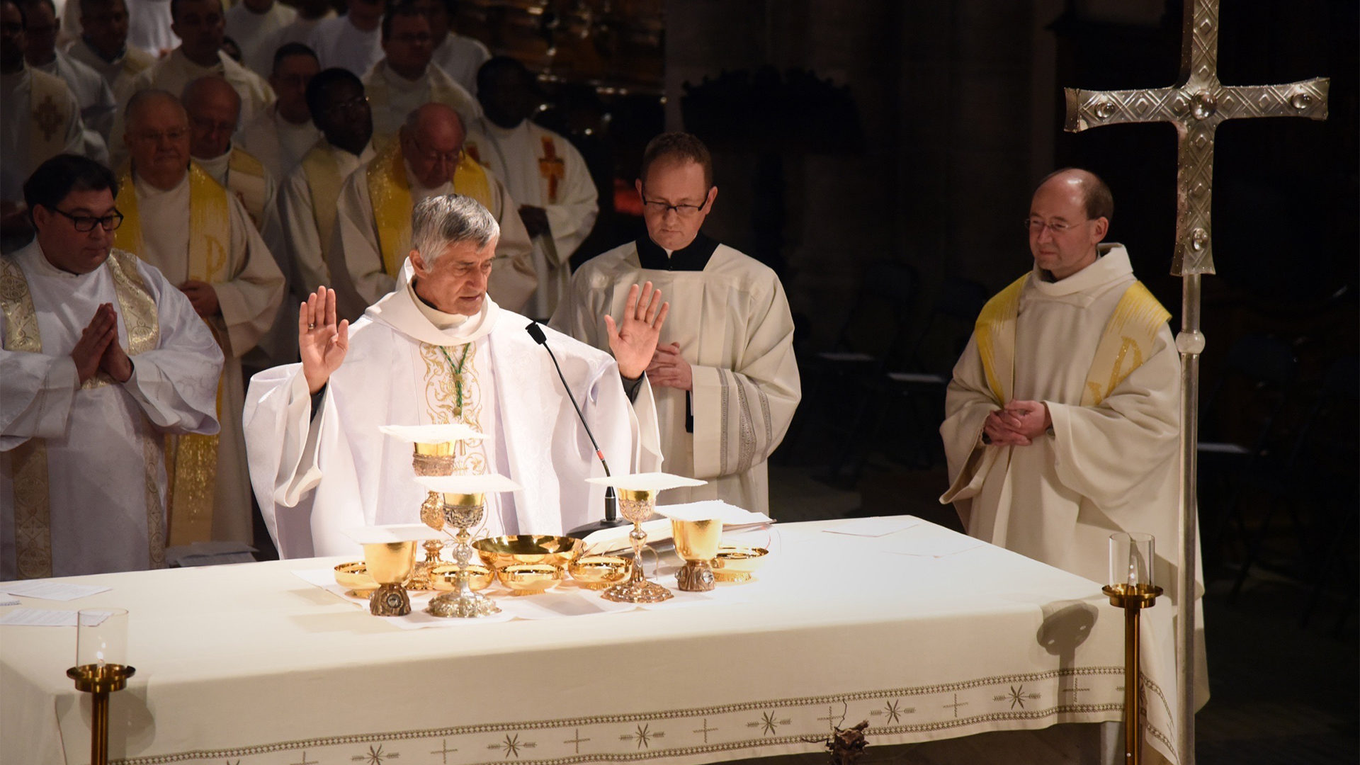 Mgr Jean-Marie Lovey, évêque de Sion, et le clergé diocésain en décembre 2015 (Photo: Pierre Pistoletti)