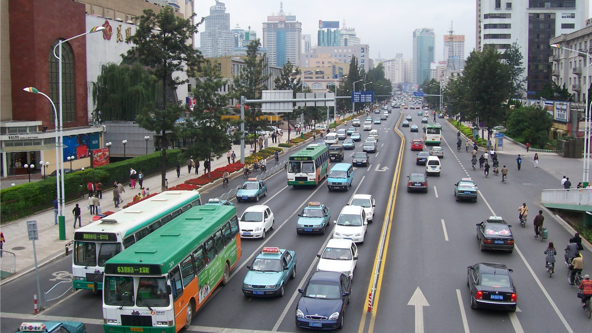 Une des rues principales de la ville de Kumming, dans la  province du Yunnan, en Chine. (Photo: Wikimedia)