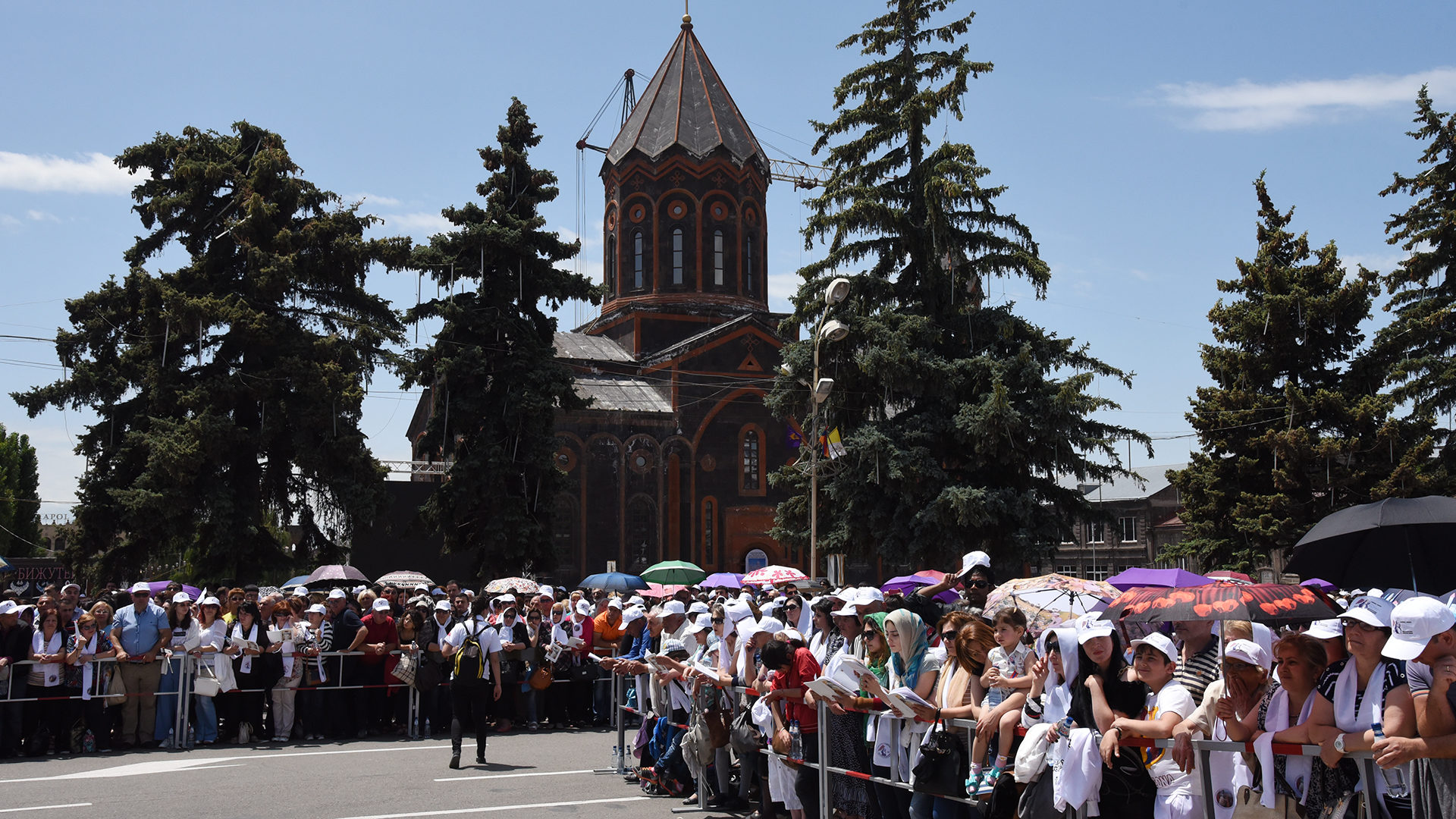 Fidèles pendant la messe célébrée par le pape à Gyumri, en Arménie (Photo: Pierre Pistoletti)