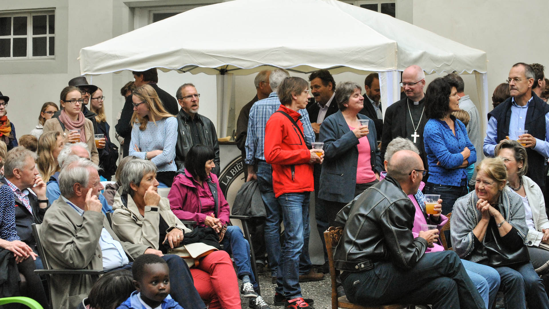 Fête de la musique dans la cour de l'évêché de Fribourg. Où est Charlie ? (photo Maurice Page) 