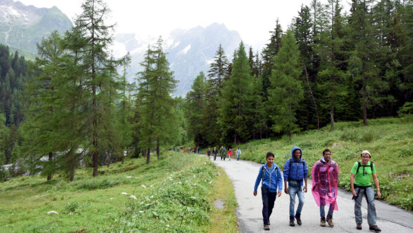 Des requérants d'asile participent aux Pèlerinages alpins 2016. (Photo: Grégory Roth)