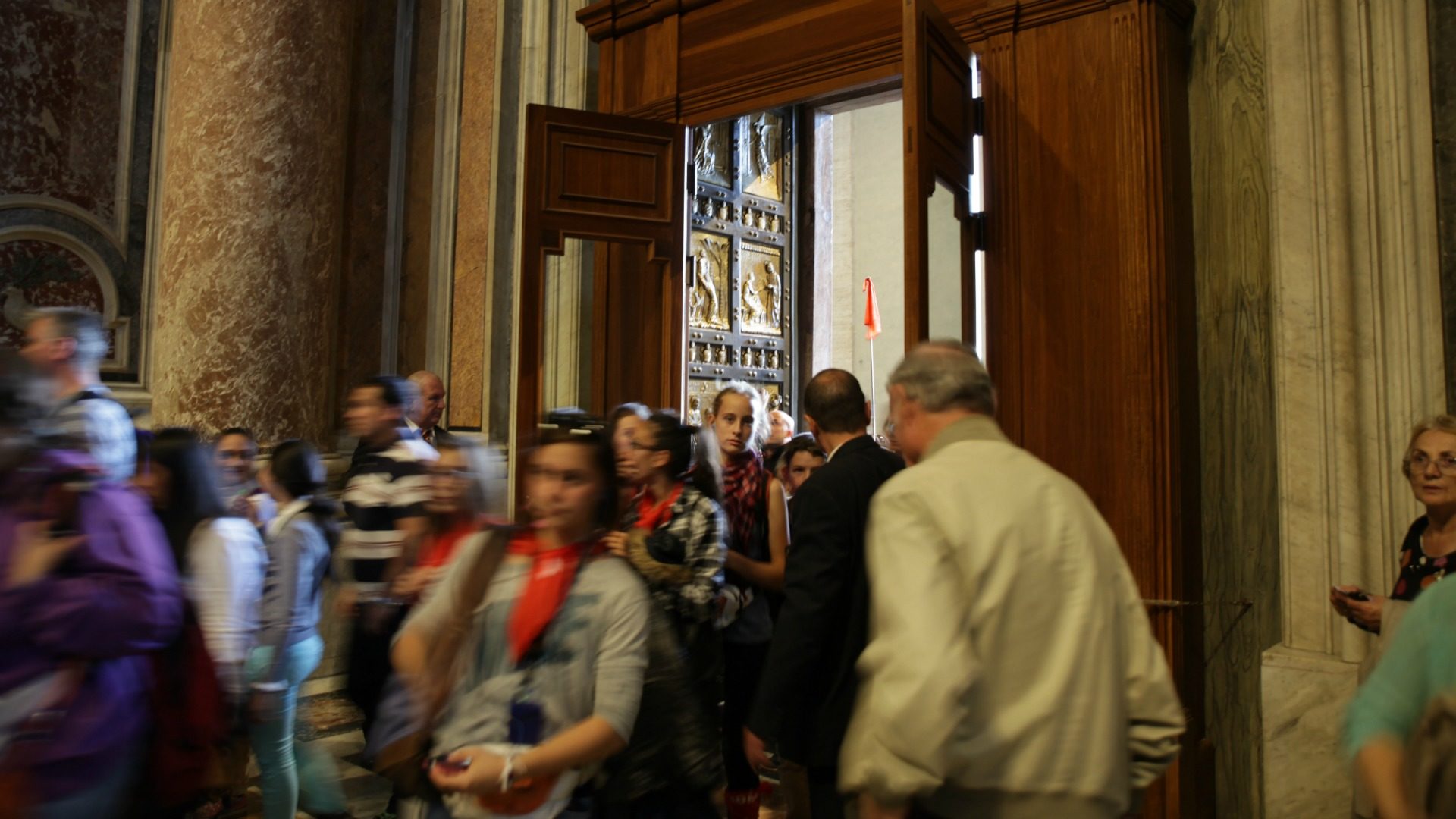 Passage de la Porte sainte de la basilique Saint-Pierre. Flot discontinu de pèlerins. (Photo: B. Hallet)