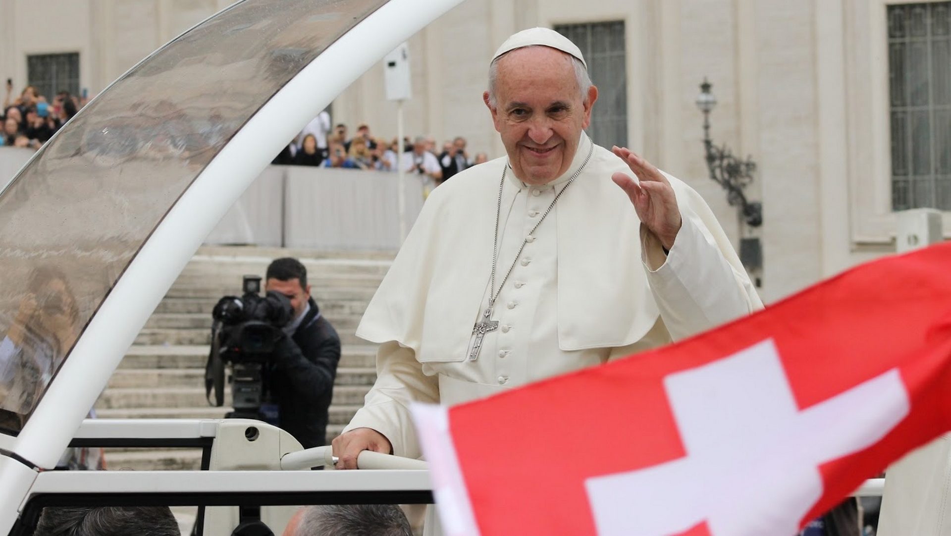 Le pape François salue des pèlerins suisses sur la Place St-Pierre de Rome (photo: évêché LGF)