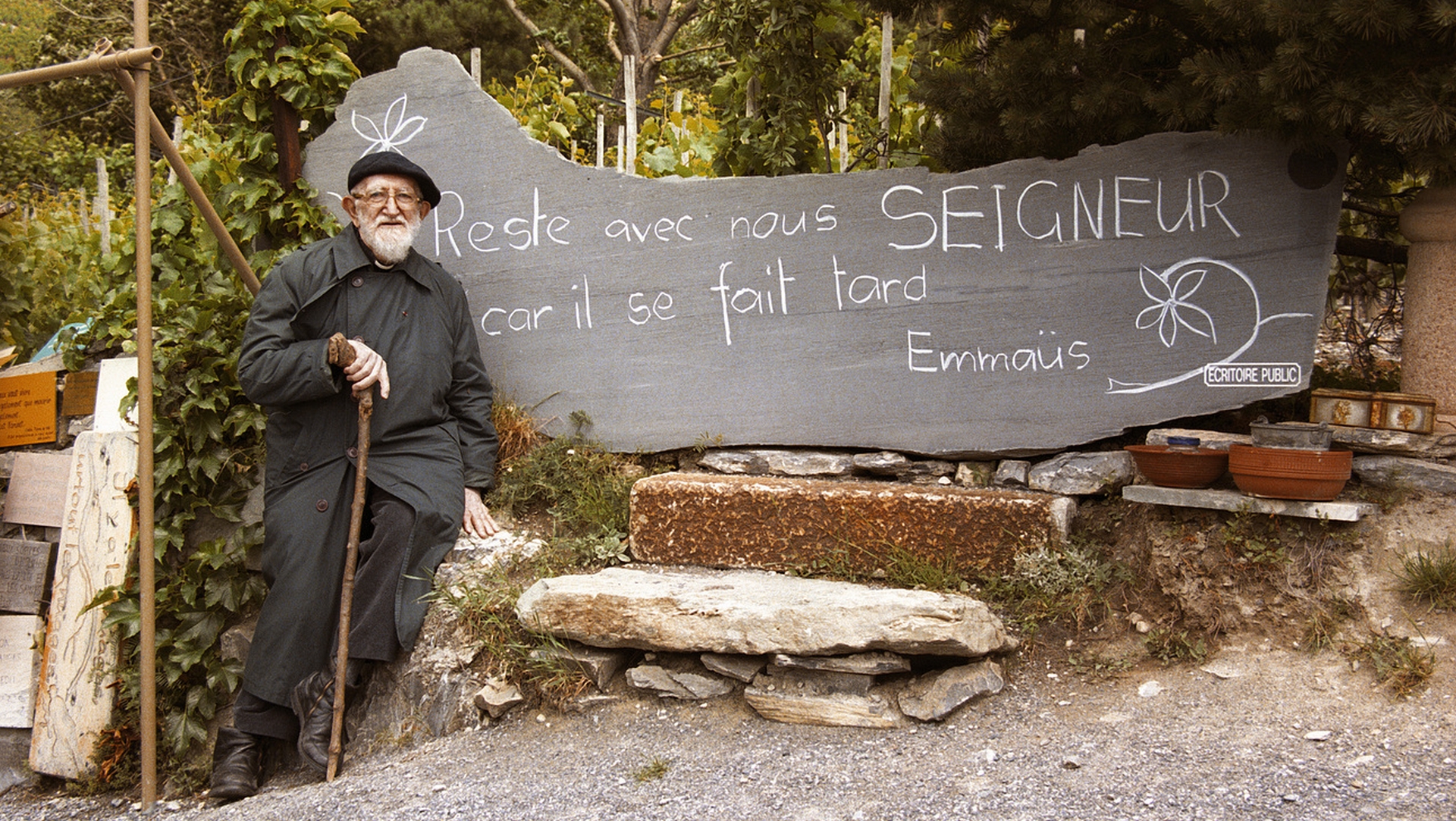 L’Abbé Pierre a été le récipiendaire entre 1994 et 1999 de la “vigne à Farinet” – la plus petite vigne du monde –à Saillon, en Valais. | © Keystone Fabrice Coffrini