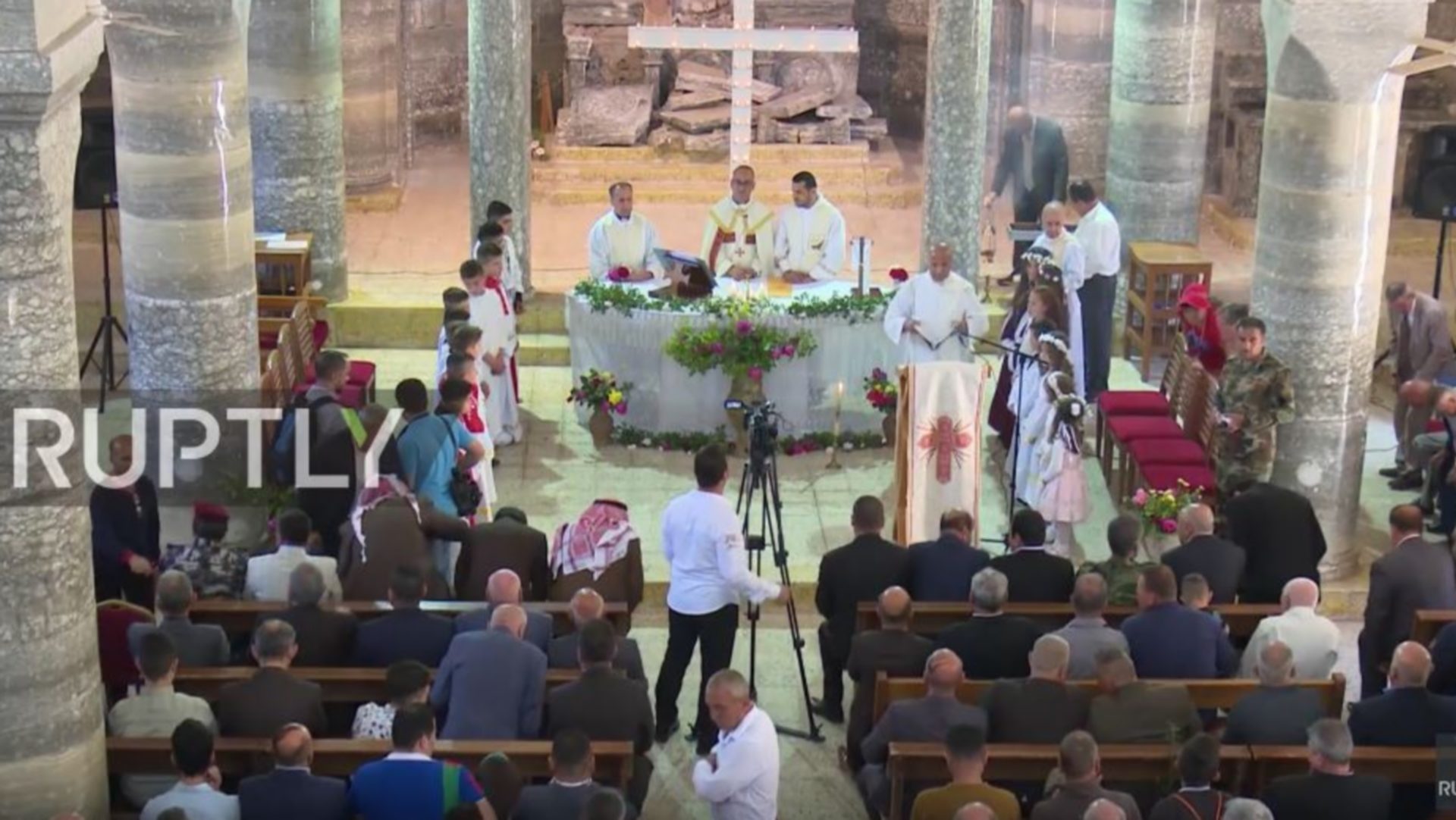 La messe de Pâques dans l'église de Betnaya, au nord de l'Irak, libéré après deux ans et demi d'occupation par l'Etat Islamique. (capture d'écran Ruptly TV) 