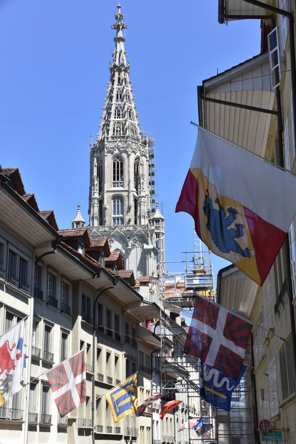 La collégiale St-Vincent domine la vieille-ville de Berne (photo Maurice Page) 