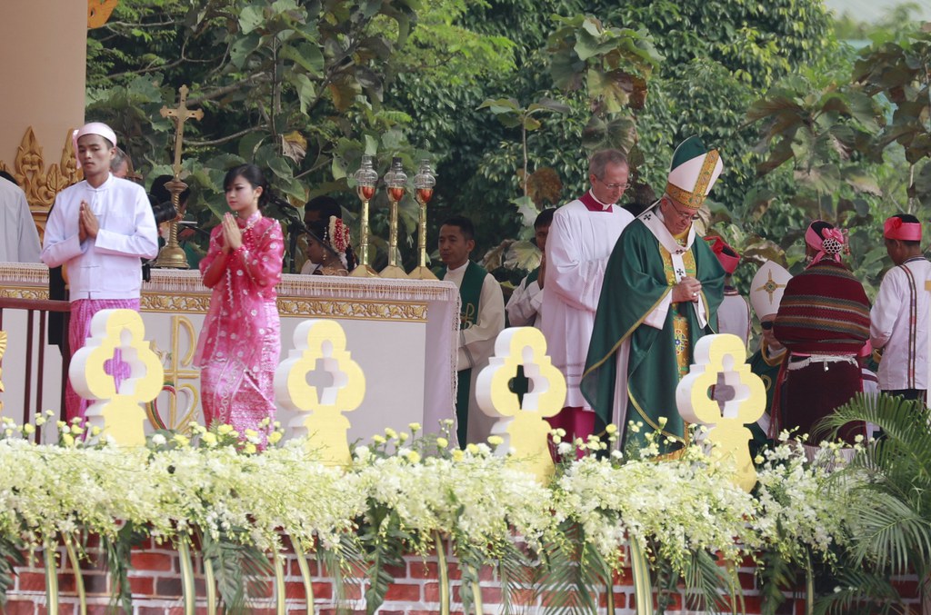 Le pape a célébré la messe devant 150'000 personnes à Rangoon | © Keystone