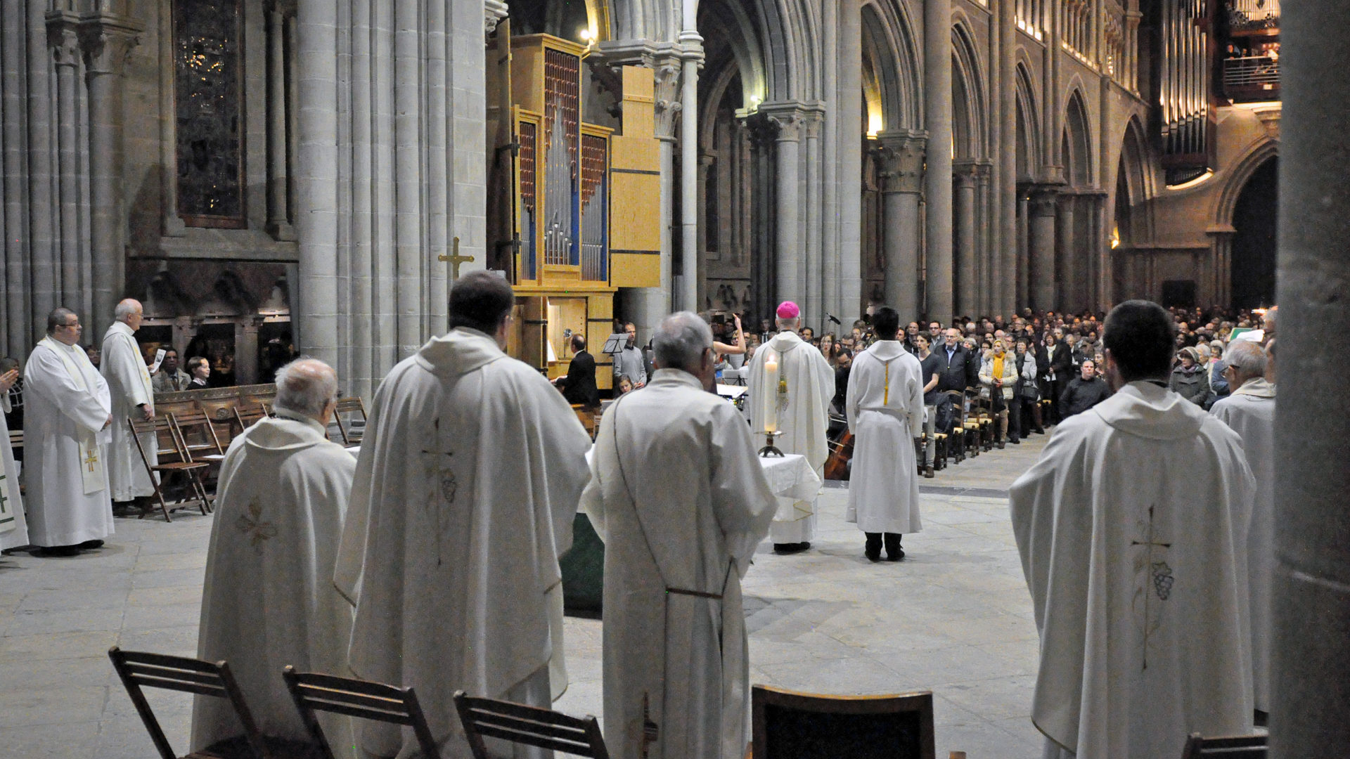 Une vingtaine de prêtres ont célébré la messe dans la cathédrale protestante de Lausanne | © Olivier Schöpfer