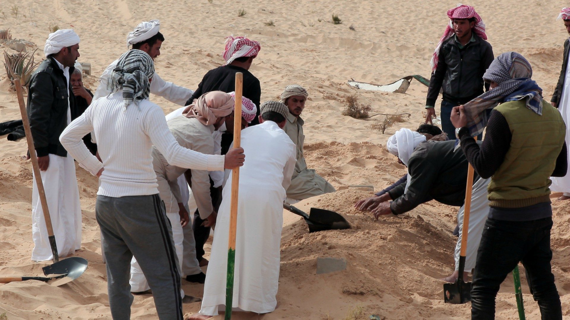 Inhumation du corps d'une des victimes de l'attaque de la mosquée d'al-Rawda (Photo: Ahmed Gomaa/Keystone)