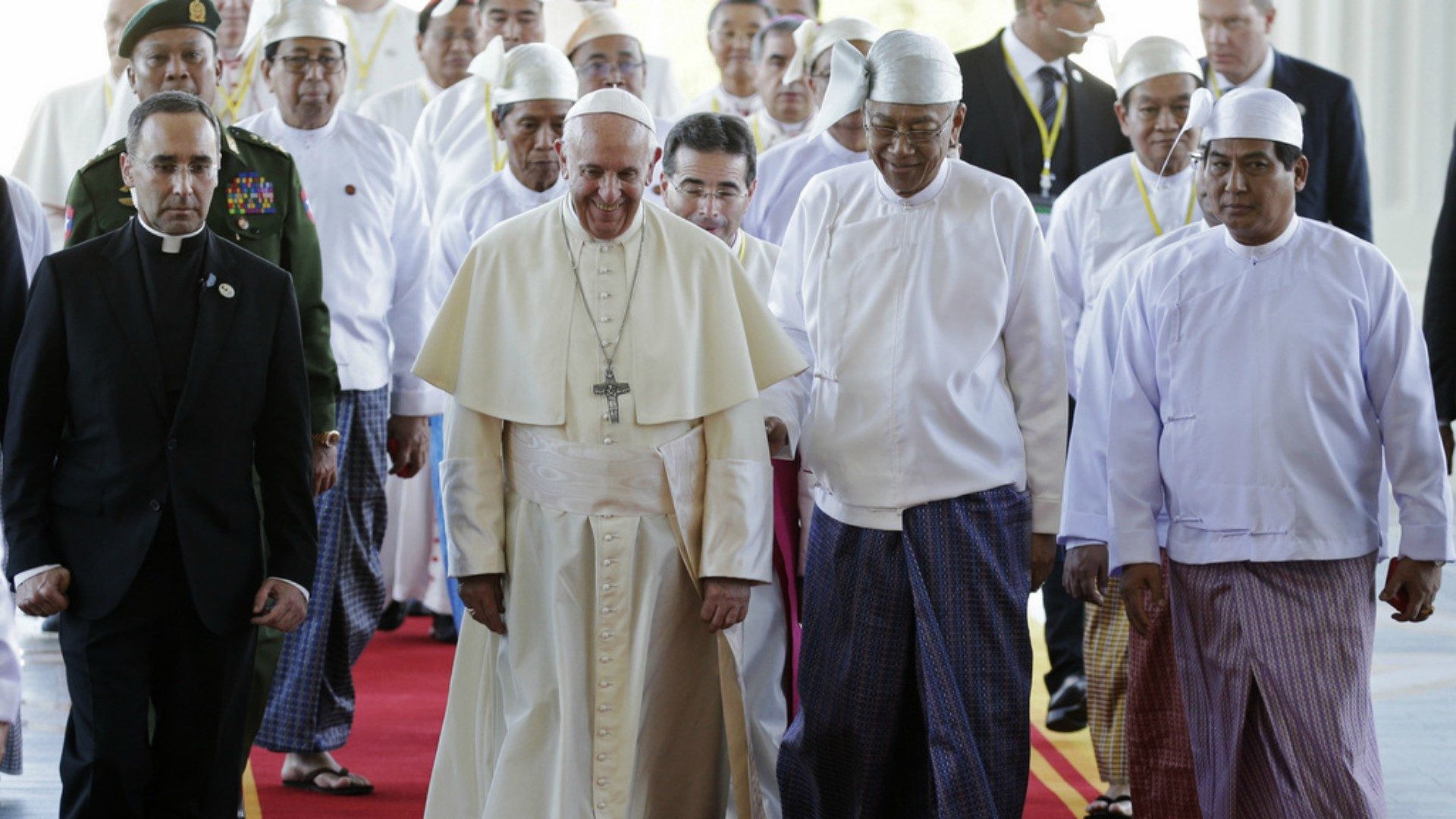 Le pape François a appelé les religions de Birmanie à marcher ensemble vers l'unité (Photo:AP Pool Reuters Max Rossi/Keystone)