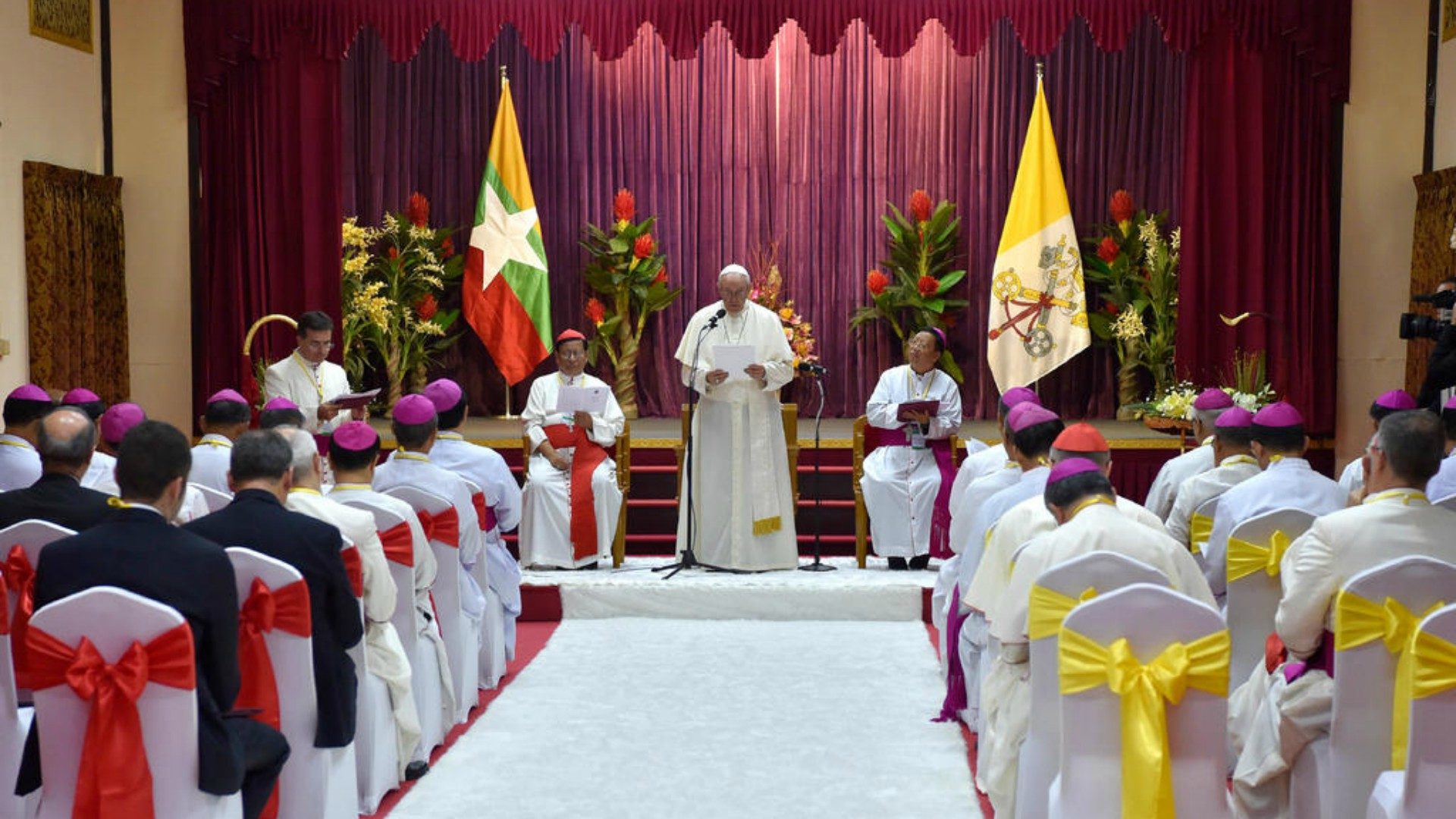 Le pape François a réuni les évêques du Myanmar à Rangoun (Photo:AP L'Osservatore Romano/Keystone)