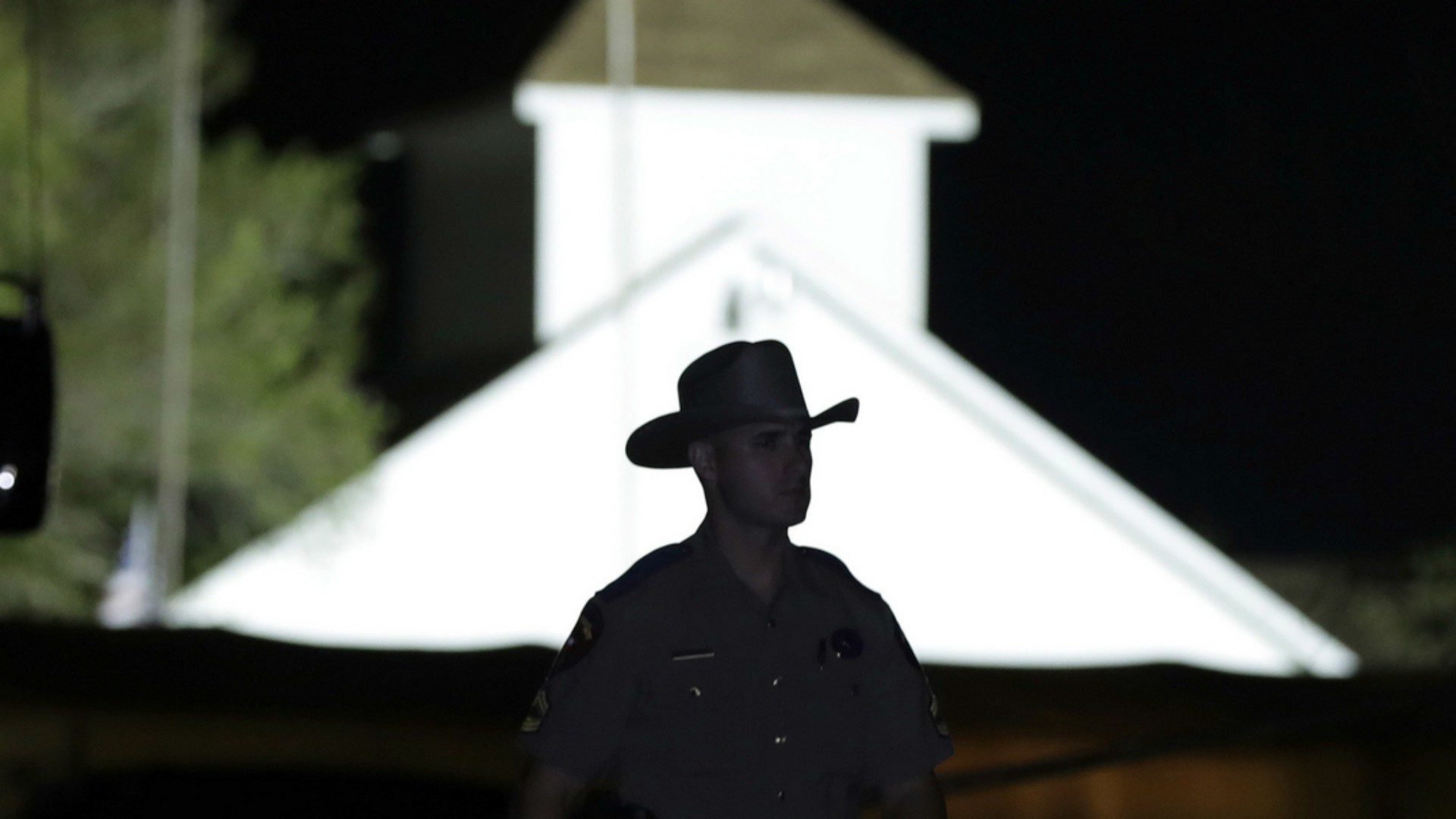 Un policier devant l'église baptiste de Sutherland Springs où la tuerie a eu lieu (AP Photo/Eric Gay/Keystone)