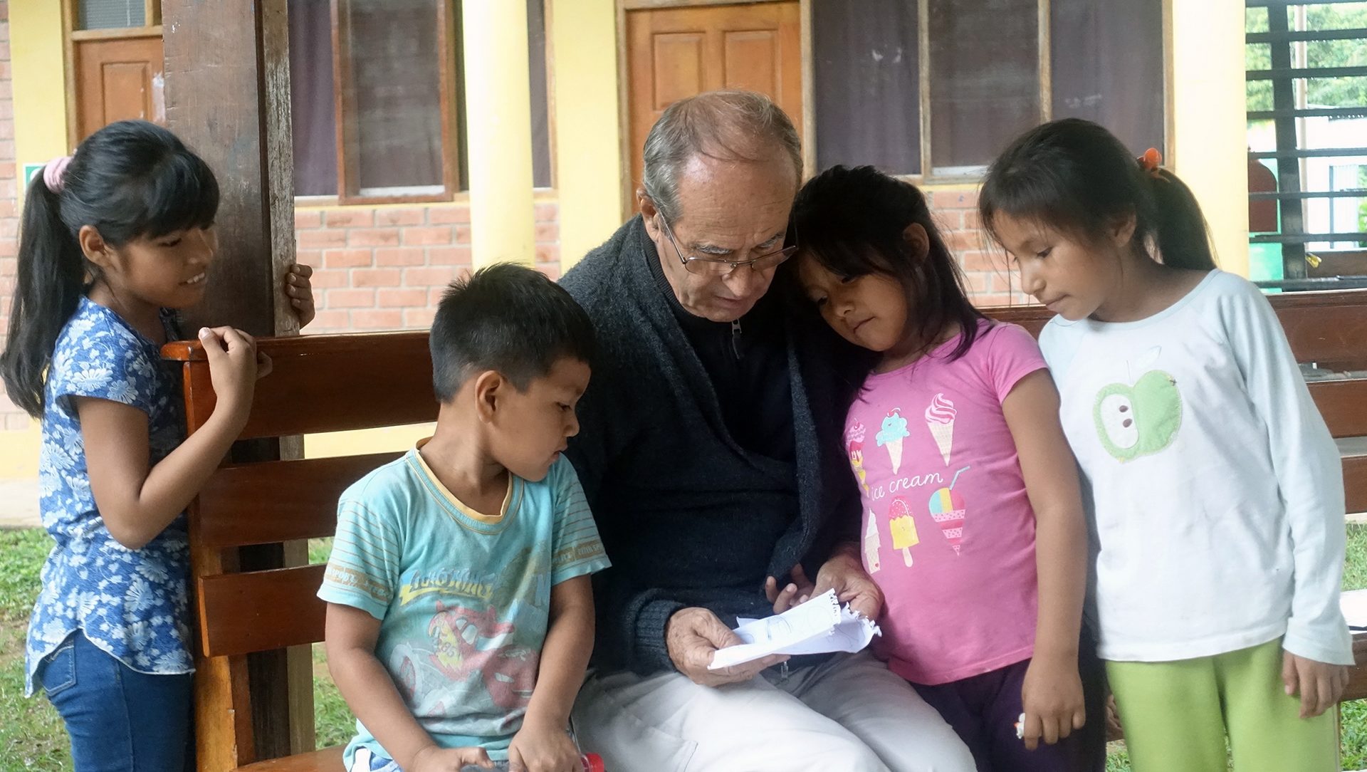 Le prêtre genevois Xavier Arbex,  à Puerto Maldonado, avec les enfants du foyer "El principito" | © Jean-Claude Gerez 