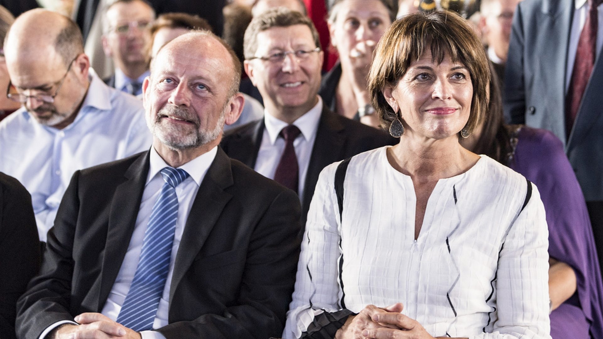 Le président du Conseil national, Dominique de Buman, et la conseillère fédérale Doris Leuthard, lors de la messe du pape  à Palexpo. Derrière, le conseiller d'Etat genevois Mauro Poggia (KEYSTONE/POOL/Martial Trezzini)