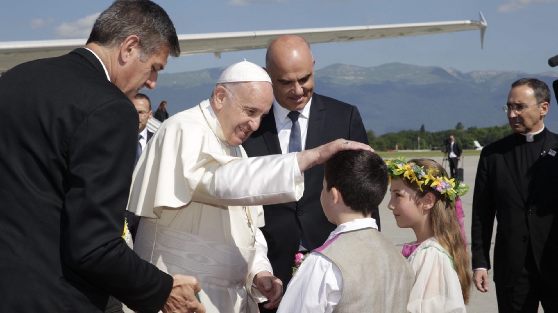 Le pape François accueilli par le président de la Confédération Alain Berset et deux enfants | © Confédération suisse