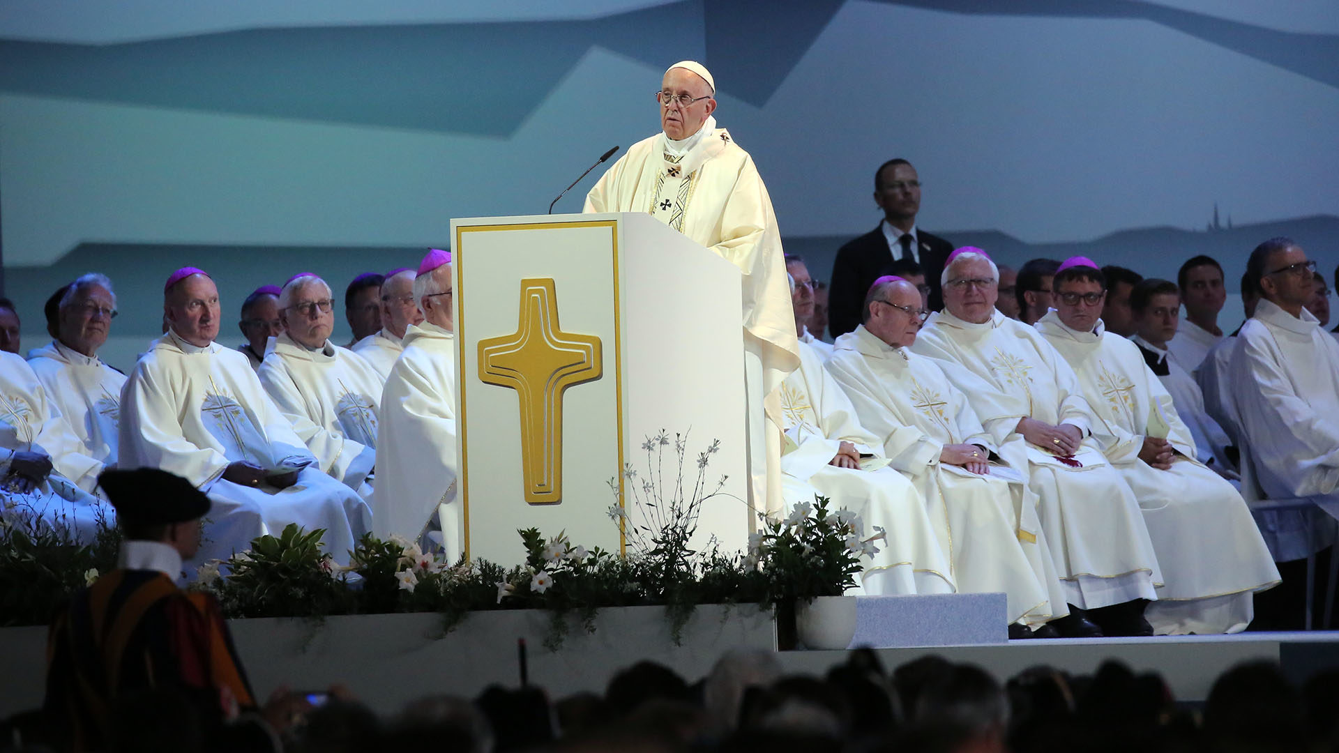 Le pape, ici à Genève le 21 juin 2018, a exhorté les jeunes “à courir plus vite que ceux qui sont lents et craintifs“. | © B. Hallet