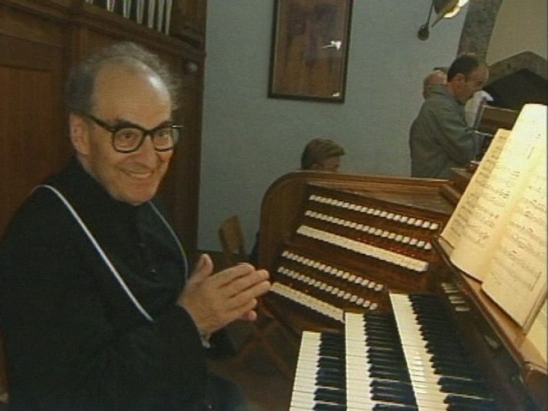 Georges Athanasiadès à l'orgue de Saint-Maurice, pour un tournage de la TSR | Capture d'écran