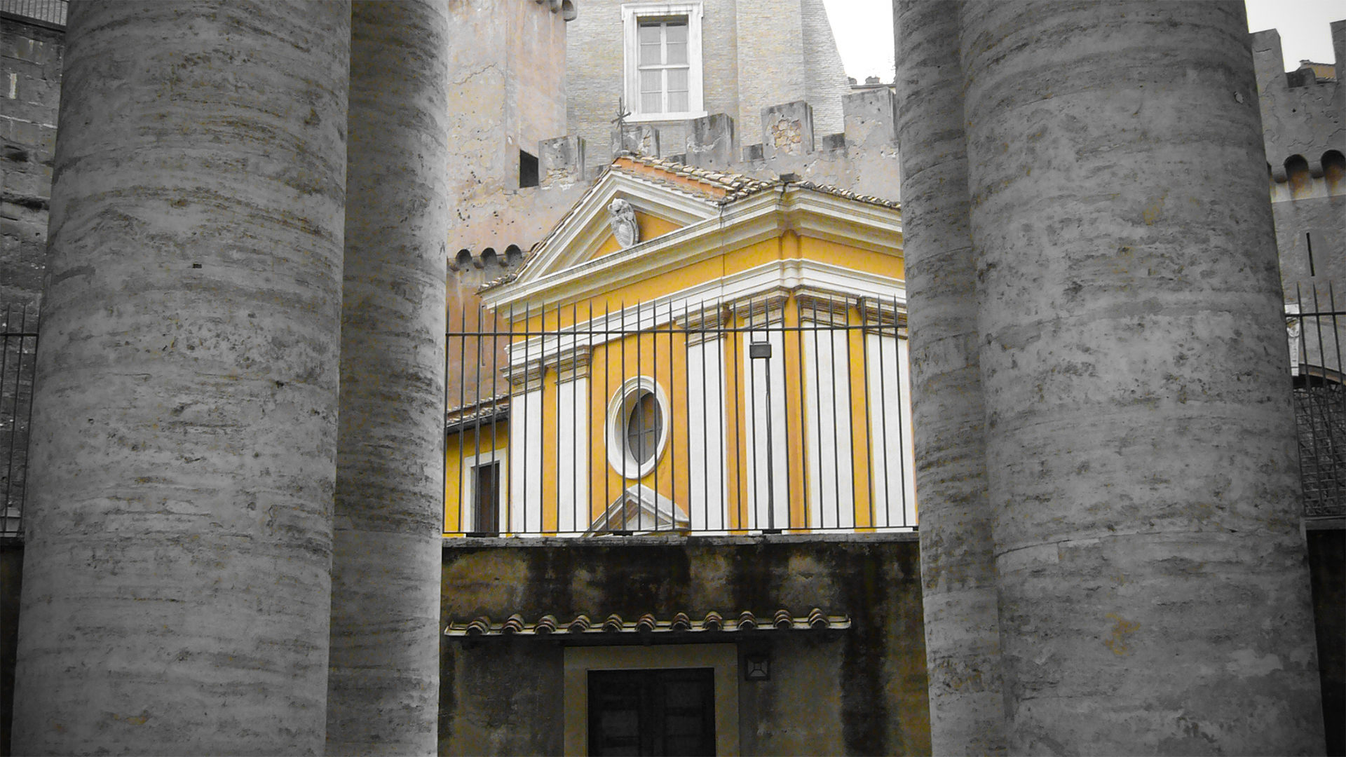 Cette petite église jaune se trouve juste à côté du Palais apostolique | DR