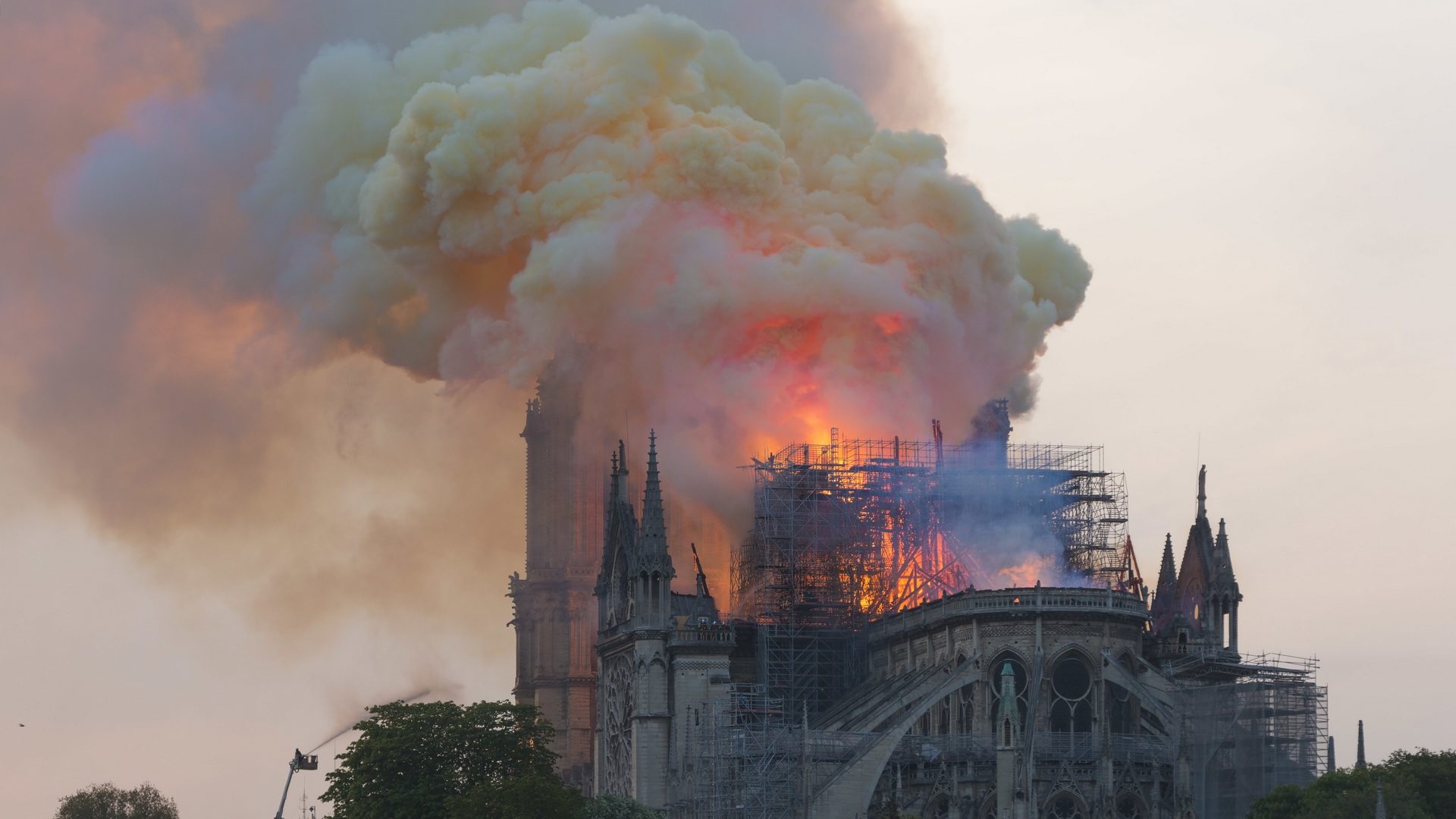 Notre-Dame de Paris en feu, le 15 avril 2019 à 20h06 | wikimedia commons GodefroyParis CC BY-SA 4.0