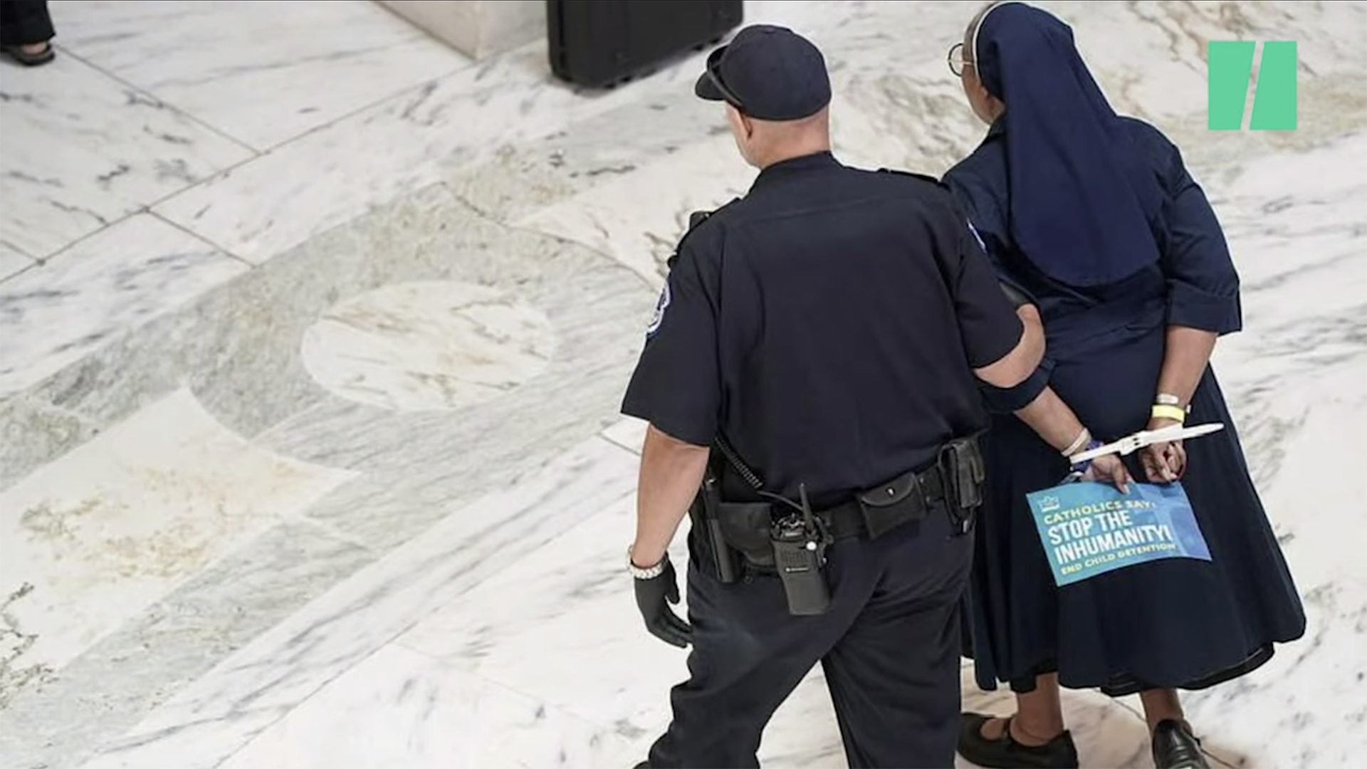 Fr Joseph Nangle s'est introduit dans le Sénat pour dénoncer le sort des enfants de migrants latino-américains | © capture d'écran Youtube