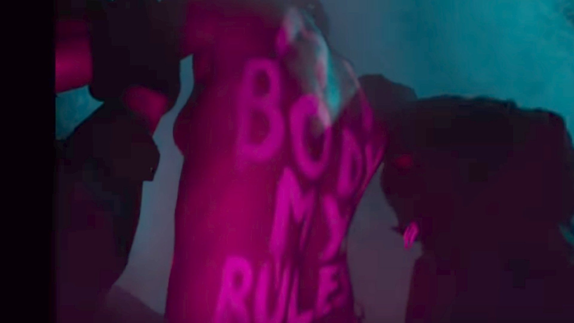 Le slogan "Pro-Choice" "My Body my Rules" est visible dans le clip "Mother's Daughter" de Miley Cyrus (capture d'écran YouTube)