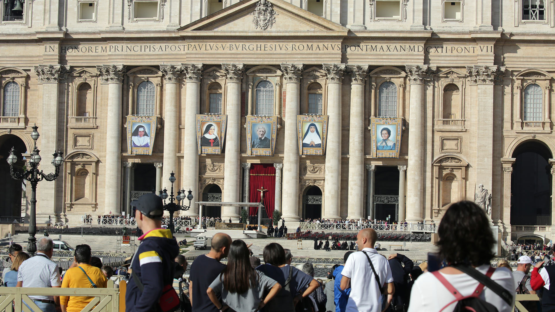 Portrait du cardinal Newman au milieu des quatre autres saintes canonisées le 13 octobre 2019 place Saint-Pierre | © B. Hallet