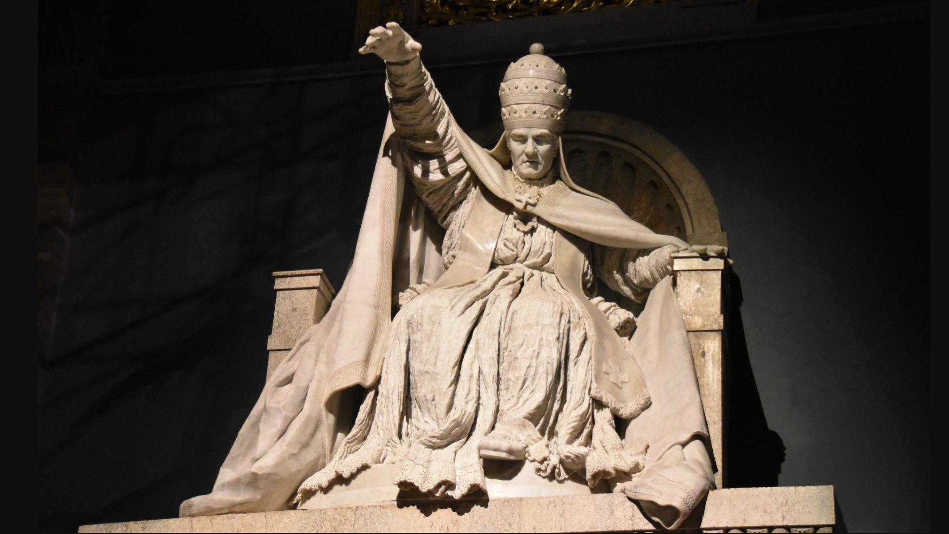 Le pape est un souverain absolu dont le pouvoir s'étend sur toute l'Eglise. Tombeau du pape Clément XIV à la basilique des Saints-Apôtres de Rome | © Maurice Page 